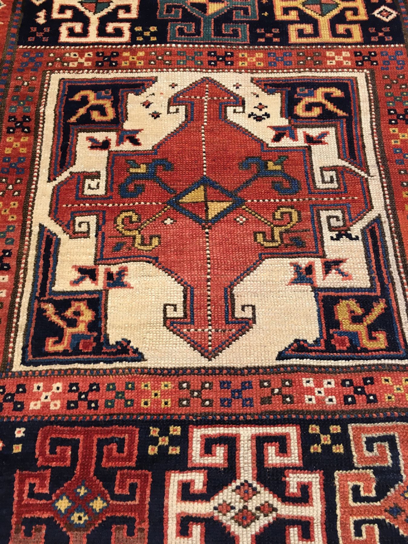 Detail b: Seltener Schahsavan antik, Nordwestpersien, 19.Jhd., Wolle geknüpft auf Wolle. Rarer geknüpfter Teppich im sogenannten "Long-Rug" Format ...
