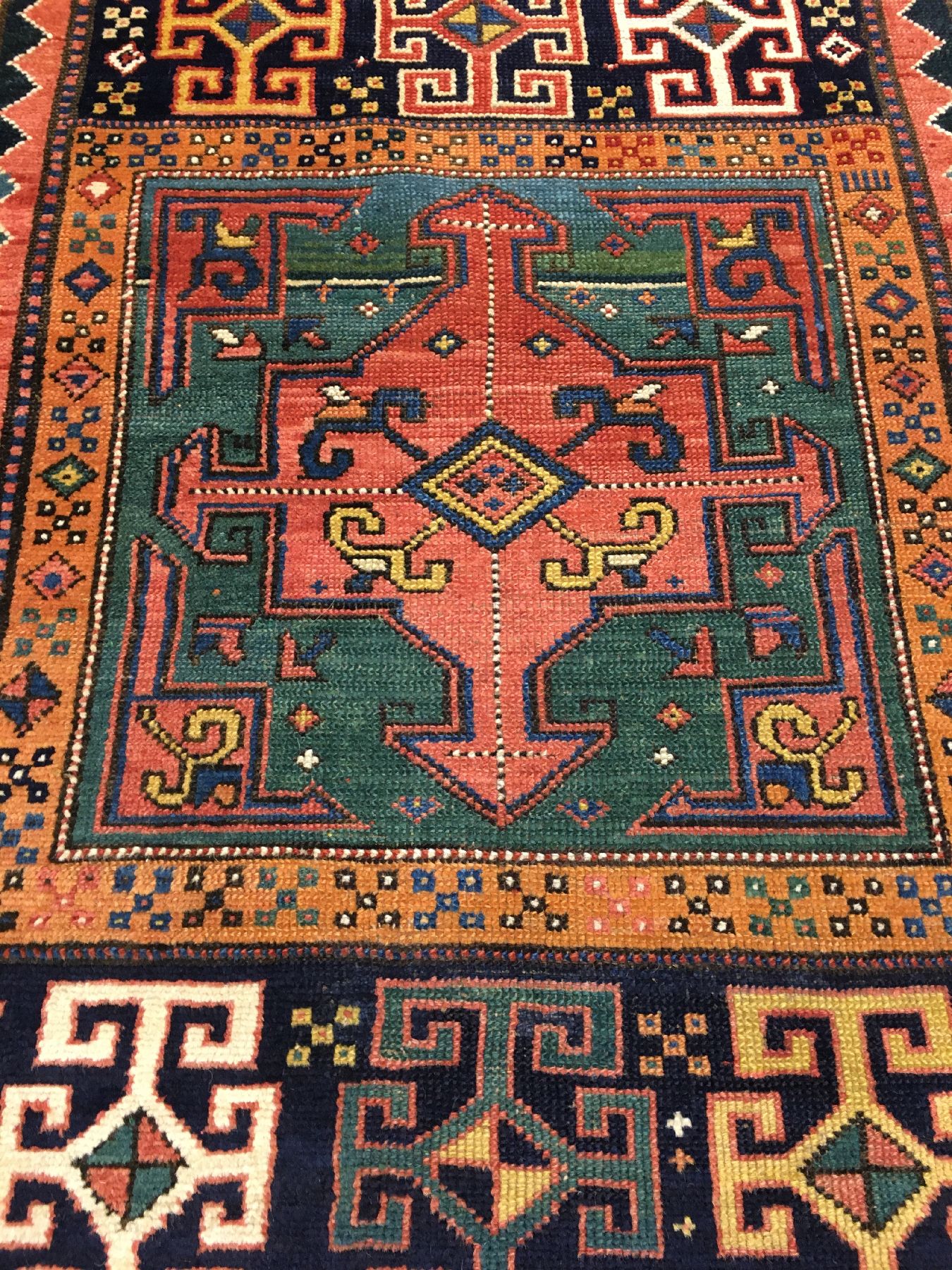 Detail c: Seltener Schahsavan antik, Nordwestpersien, 19.Jhd., Wolle geknüpft auf Wolle. Rarer geknüpfter Teppich im sogenannten "Long-Rug" Format ...