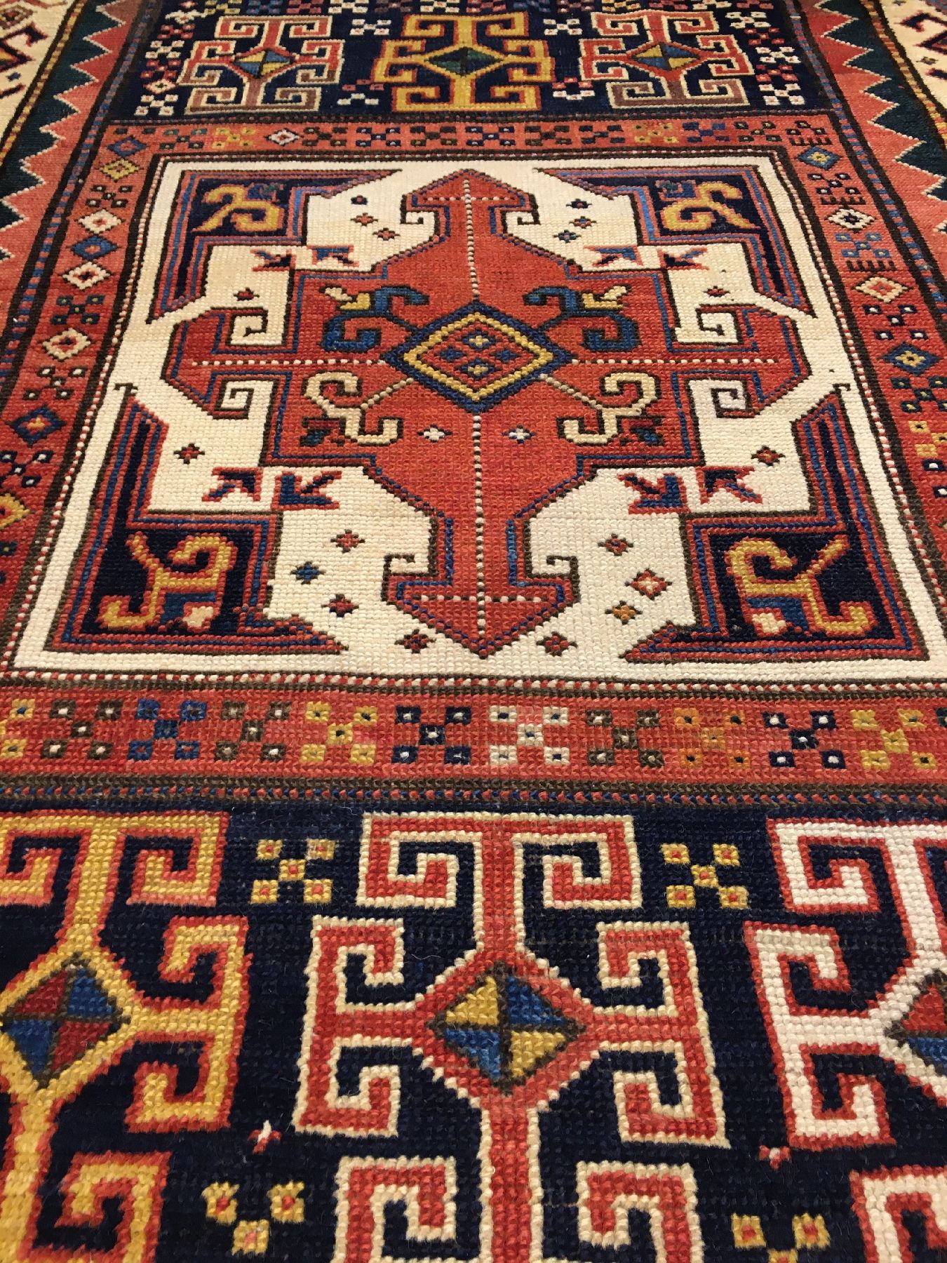 Detail d: Seltener Schahsavan antik, Nordwestpersien, 19.Jhd., Wolle geknüpft auf Wolle. Rarer geknüpfter Teppich im sogenannten "Long-Rug" Format ...