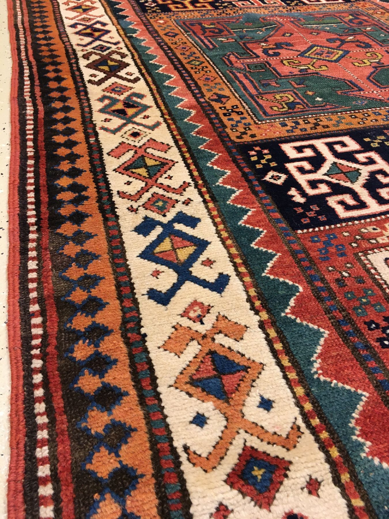 Detail e: Seltener Schahsavan antik, Nordwestpersien, 19.Jhd., Wolle geknüpft auf Wolle. Rarer geknüpfter Teppich im sogenannten "Long-Rug" Format ...
