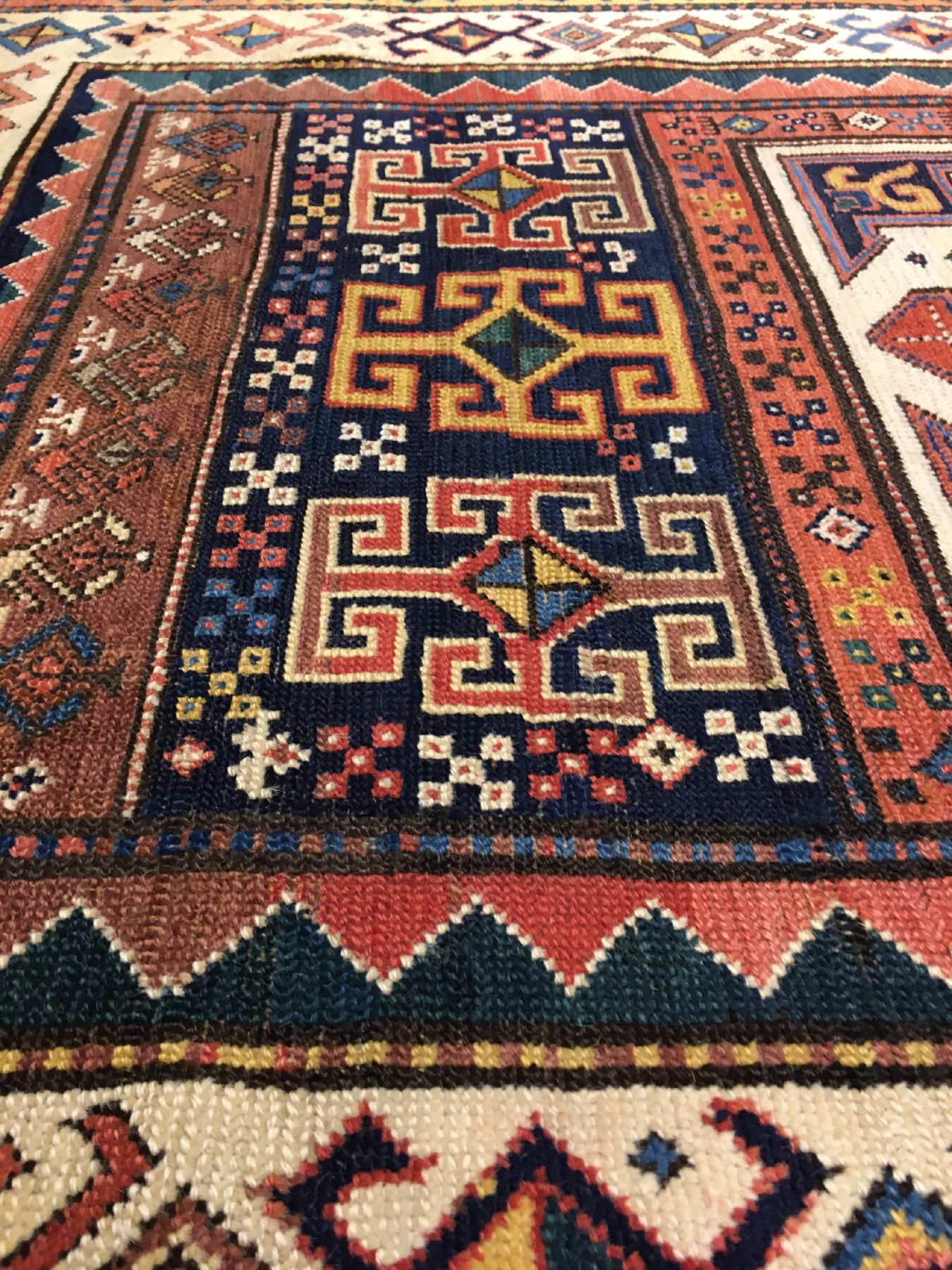 Detail f: Seltener Schahsavan antik, Nordwestpersien, 19.Jhd., Wolle geknüpft auf Wolle. Rarer geknüpfter Teppich im sogenannten "Long-Rug" Format ...