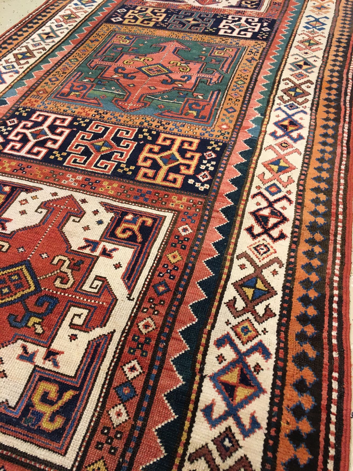Detail g: Seltener Schahsavan antik, Nordwestpersien, 19.Jhd., Wolle geknüpft auf Wolle. Rarer geknüpfter Teppich im sogenannten "Long-Rug" Format ...