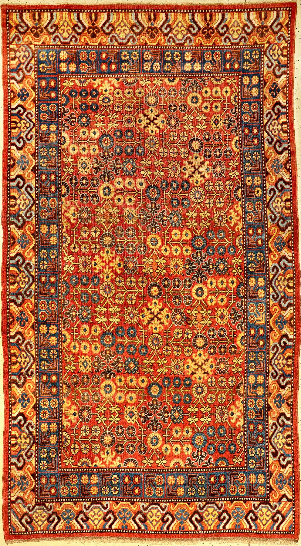 Khotan antik, Ostturkestan, 1.Hälfte 19.Jhd., Wolle geknüpft auf Baumwolle. Großformatiger Ossturkestan Teppich aus der Khotan Oase mit floralen ...