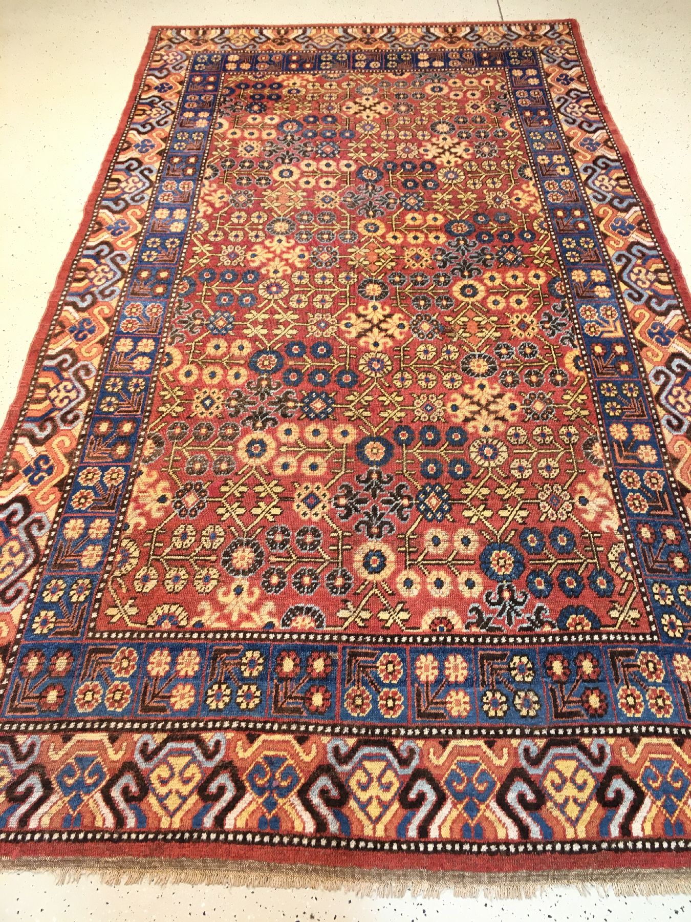 Detail a: Khotan antik, Ostturkestan, 1.Hälfte 19.Jhd., Wolle geknüpft auf Baumwolle. Großformatiger Ossturkestan Teppich aus der Khotan Oase mit floralen ...