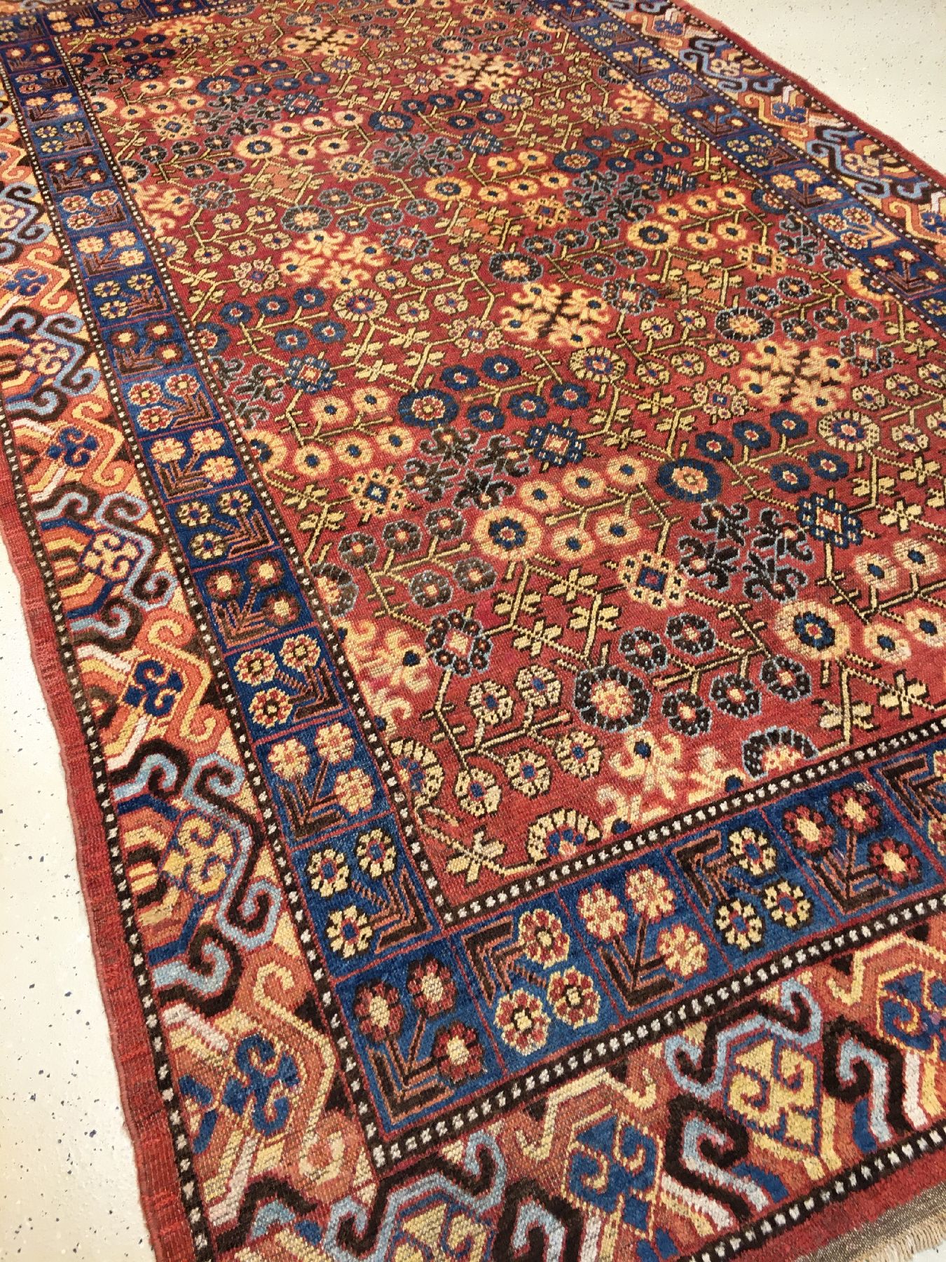 Detail b: Khotan antik, Ostturkestan, 1.Hälfte 19.Jhd., Wolle geknüpft auf Baumwolle. Großformatiger Ossturkestan Teppich aus der Khotan Oase mit floralen ...