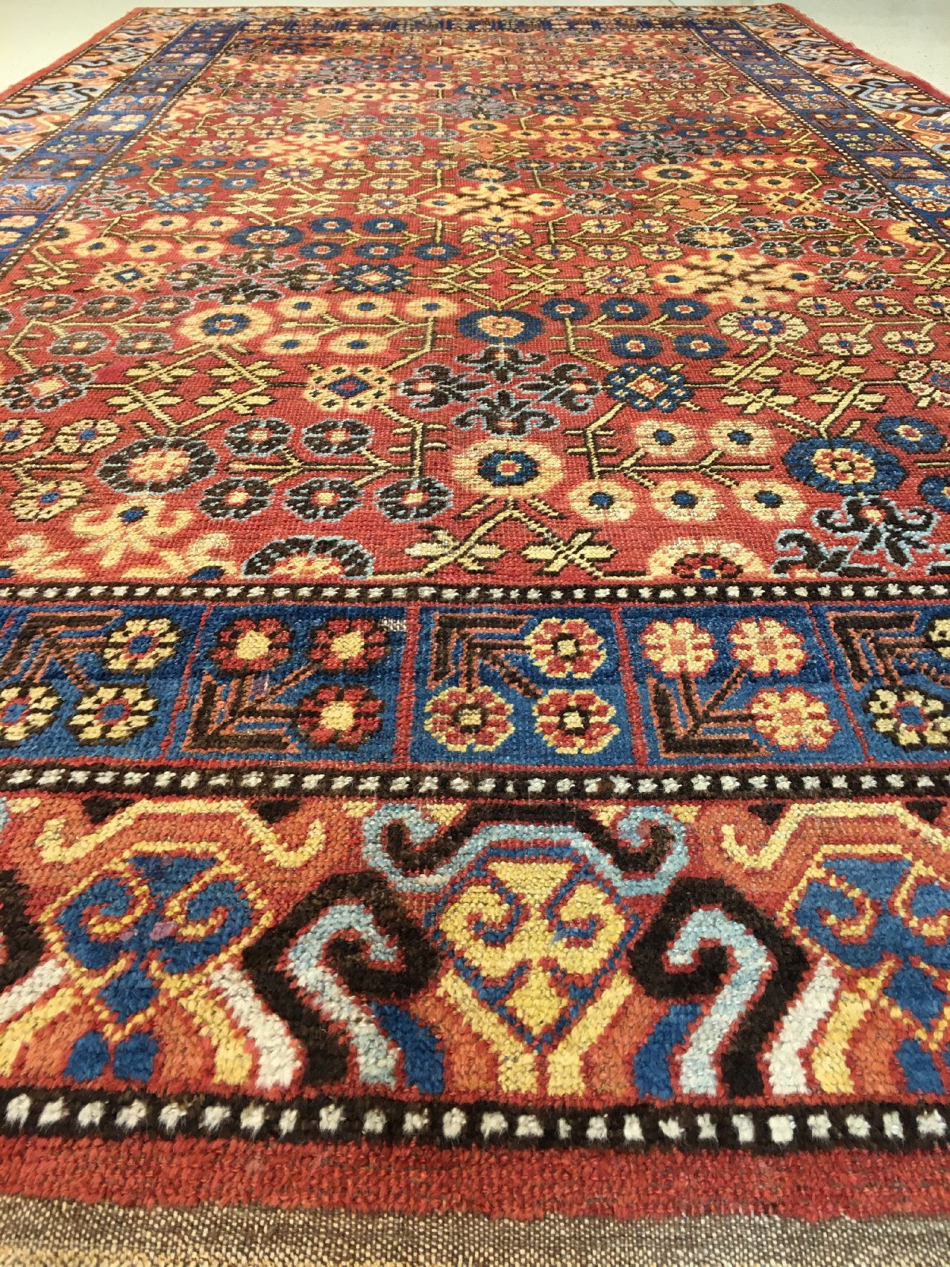 Detail c: Khotan antik, Ostturkestan, 1.Hälfte 19.Jhd., Wolle geknüpft auf Baumwolle. Großformatiger Ossturkestan Teppich aus der Khotan Oase mit floralen ...