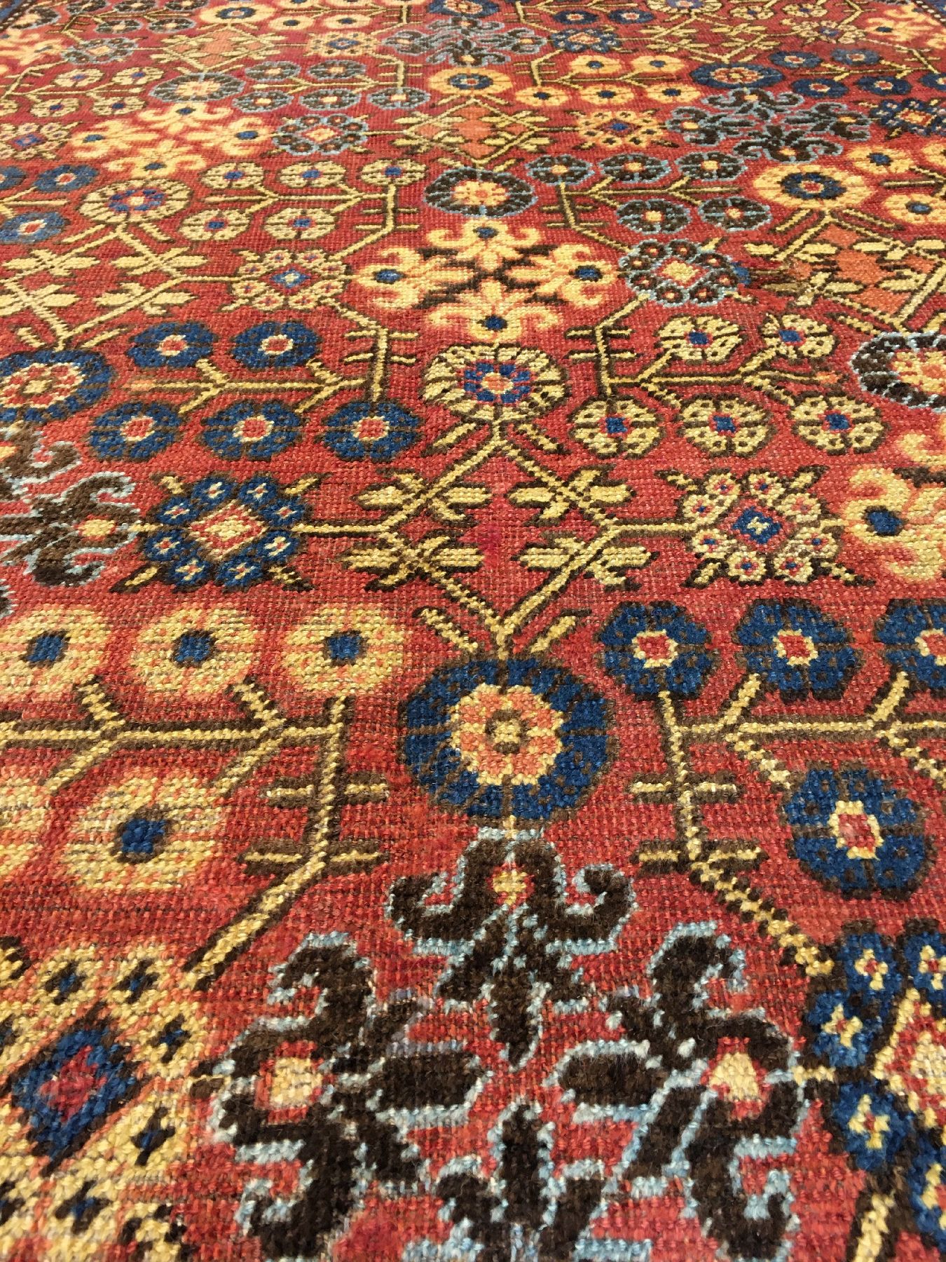 Detail d: Khotan antik, Ostturkestan, 1.Hälfte 19.Jhd., Wolle geknüpft auf Baumwolle. Großformatiger Ossturkestan Teppich aus der Khotan Oase mit floralen ...