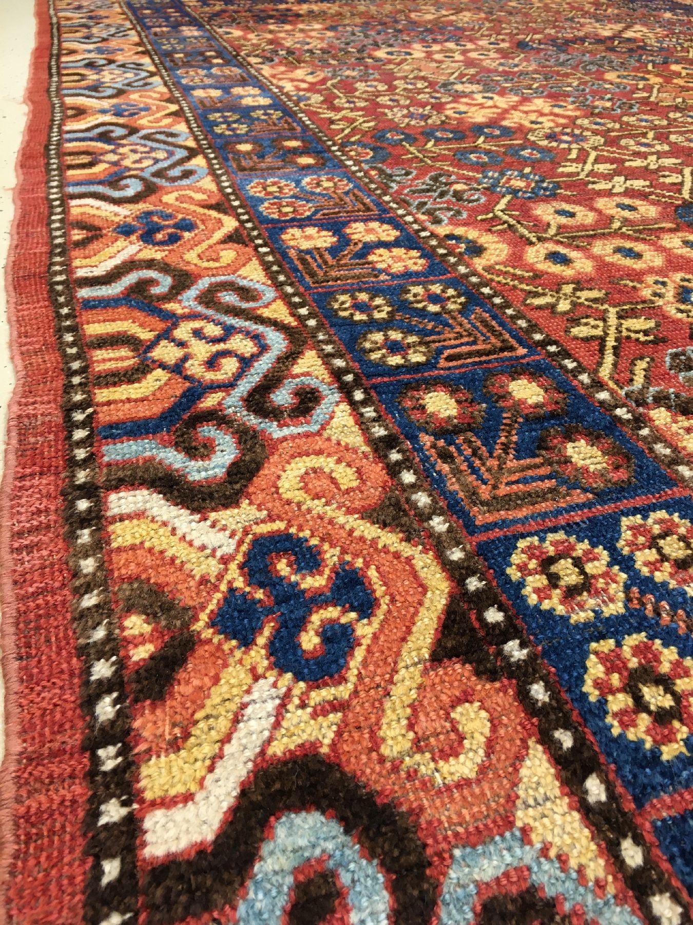 Detail f: Khotan antik, Ostturkestan, 1.Hälfte 19.Jhd., Wolle geknüpft auf Baumwolle. Großformatiger Ossturkestan Teppich aus der Khotan Oase mit floralen ...