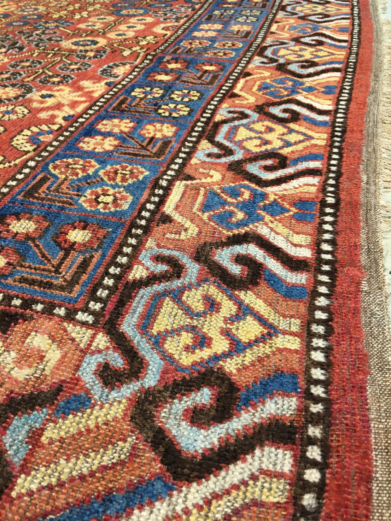 Detail g: Khotan antik, Ostturkestan, 1.Hälfte 19.Jhd., Wolle geknüpft auf Baumwolle. Großformatiger Ossturkestan Teppich aus der Khotan Oase mit floralen ...