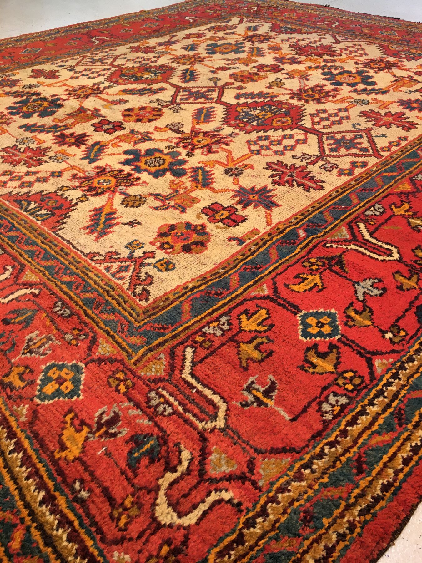 Detail d: Großer Uschak antik, Westanatolien, Ende 19.Jhd., Wolle geknüpft auf Wolle. Dekorativer und fast quadratischer Uschak Salon-Teppich mit eleganter ...