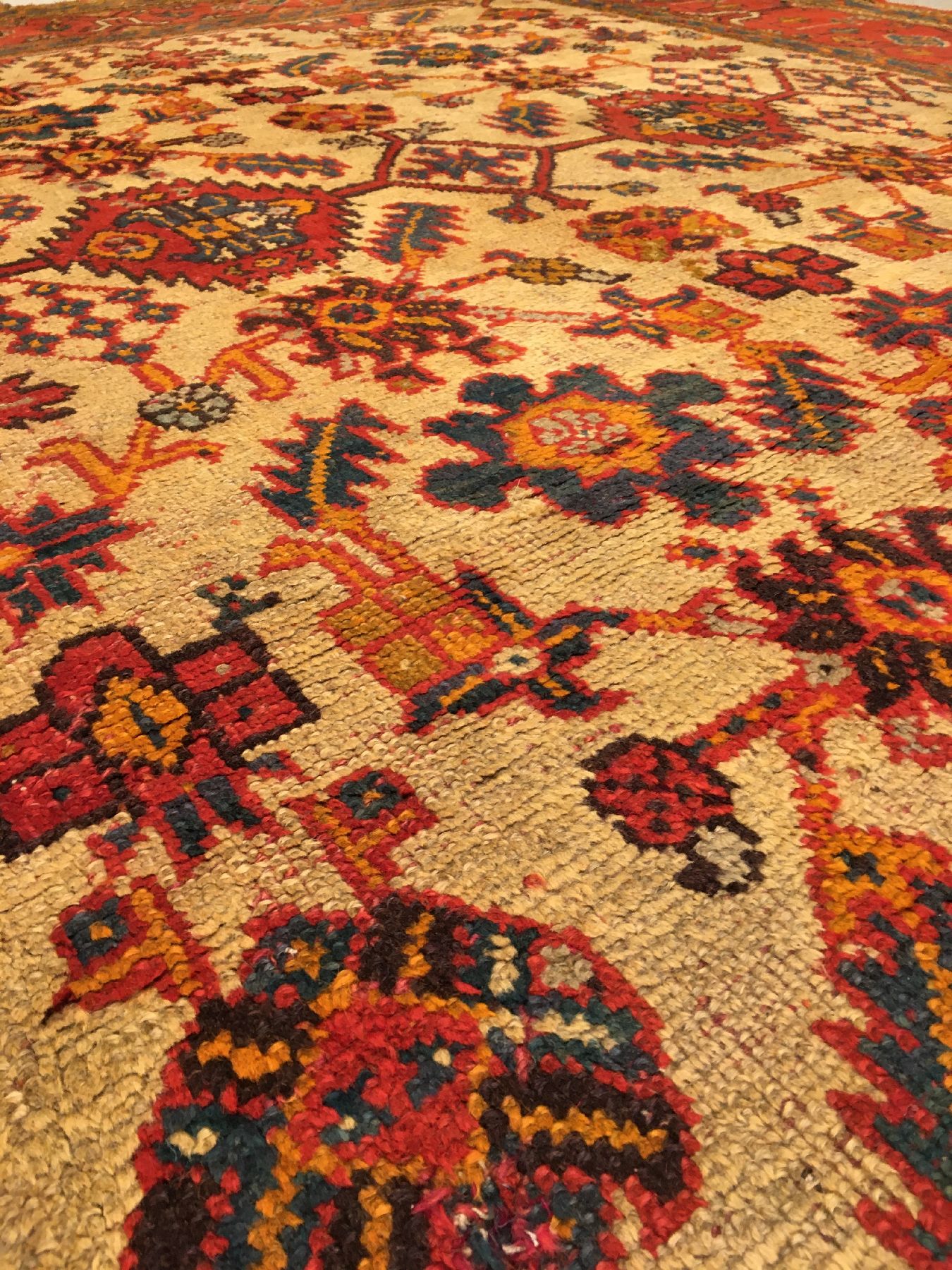 Detail f: Großer Uschak antik, Westanatolien, Ende 19.Jhd., Wolle geknüpft auf Wolle. Dekorativer und fast quadratischer Uschak Salon-Teppich mit eleganter ...