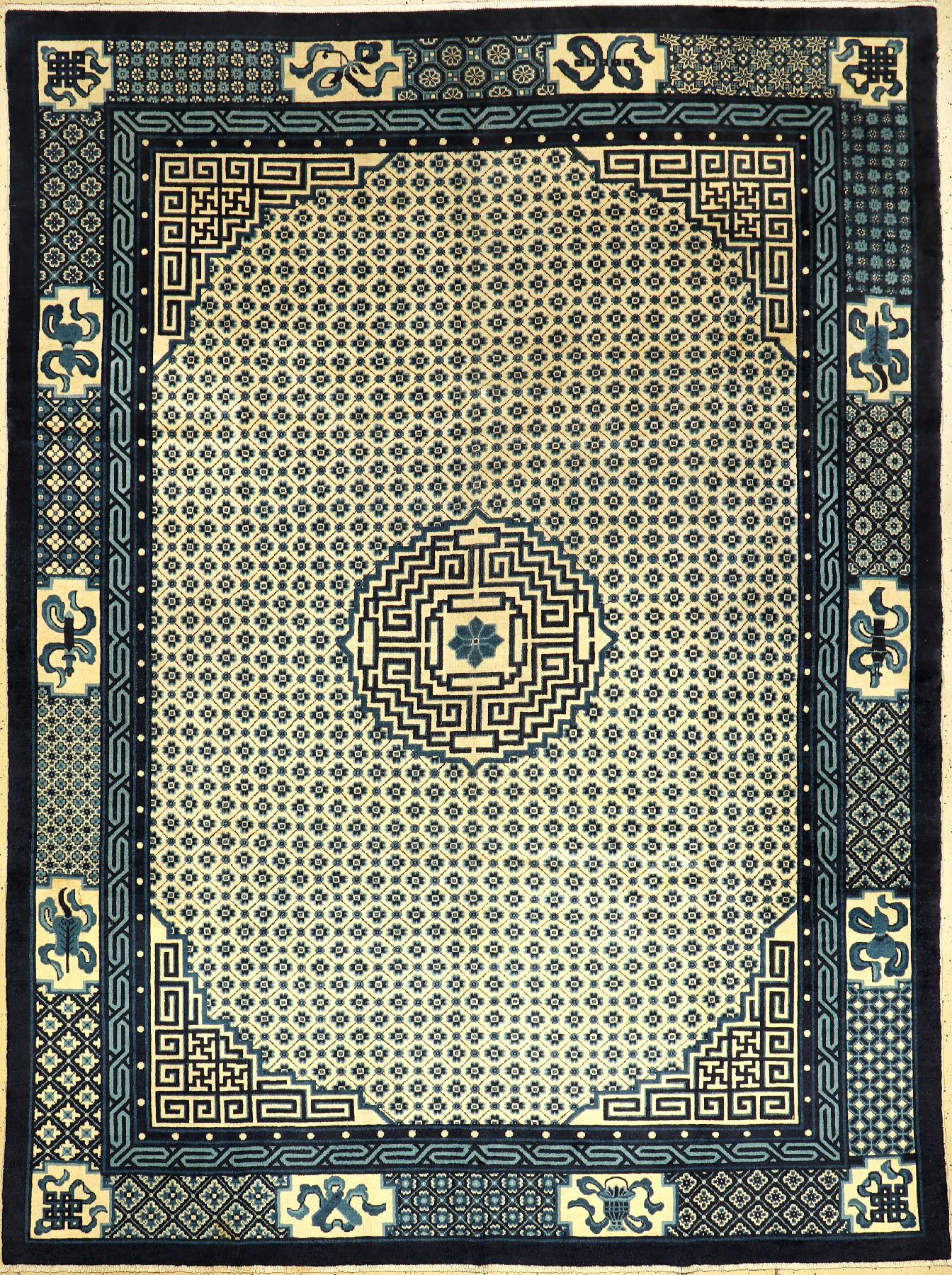 Großer Peking antik, Nordostchina, 19.Jhd., Korkwolle geknüpft auf Baumwolle. Hochdekorativer Teppich aus den Werkstätten in Peking mit sehr ...