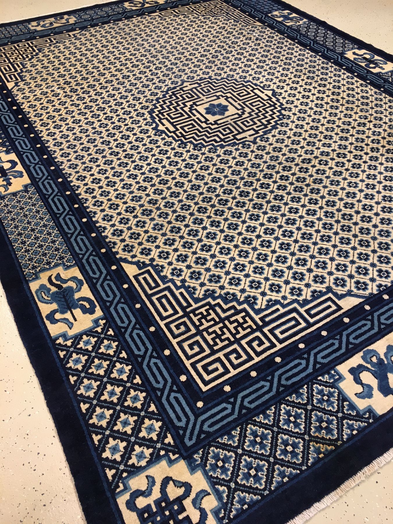 Detail b: Großer Peking antik, Nordostchina, 19.Jhd., Korkwolle geknüpft auf Baumwolle. Hochdekorativer Teppich aus den Werkstätten in Peking mit sehr ...