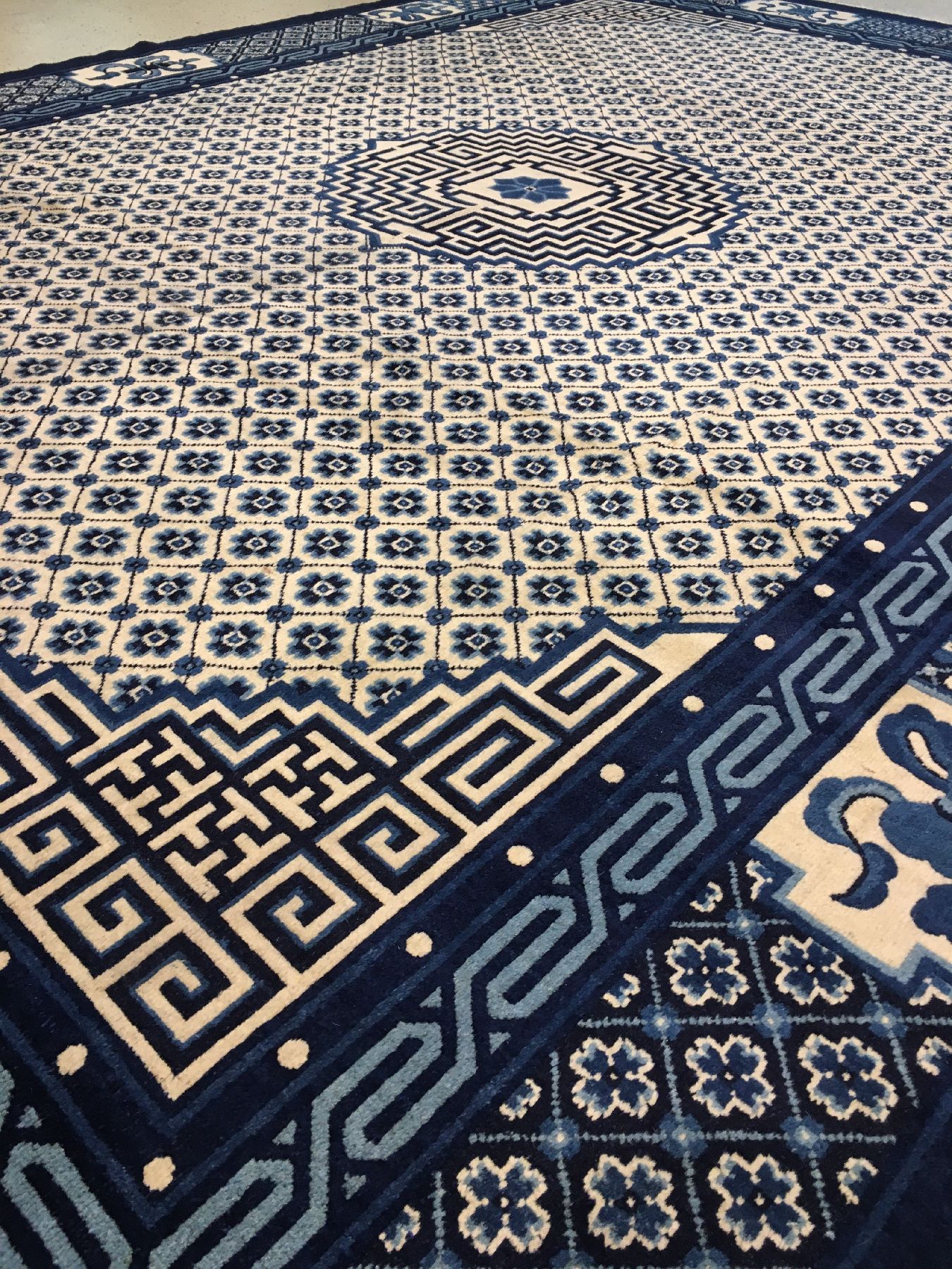Detail g: Großer Peking antik, Nordostchina, 19.Jhd., Korkwolle geknüpft auf Baumwolle. Hochdekorativer Teppich aus den Werkstätten in Peking mit sehr ...