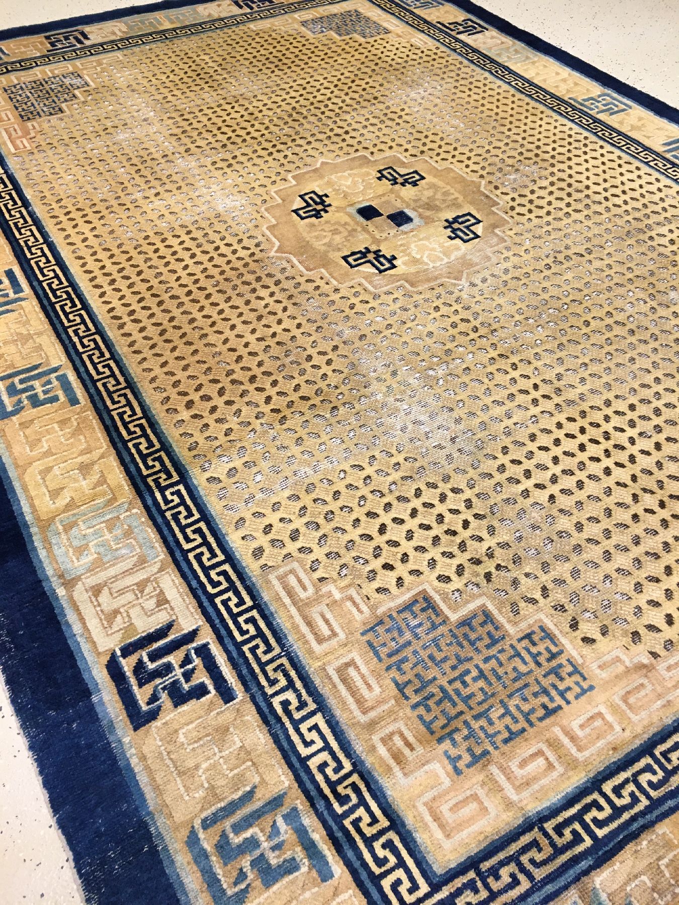 Detail b: Früher Ning-Hsia "Maisfeld-Teppich" antik (Qing Dynastie), Westchina, 18.Jhd., Wolle geknüpft auf Baumwolle. Großer früher Teppich aus ...