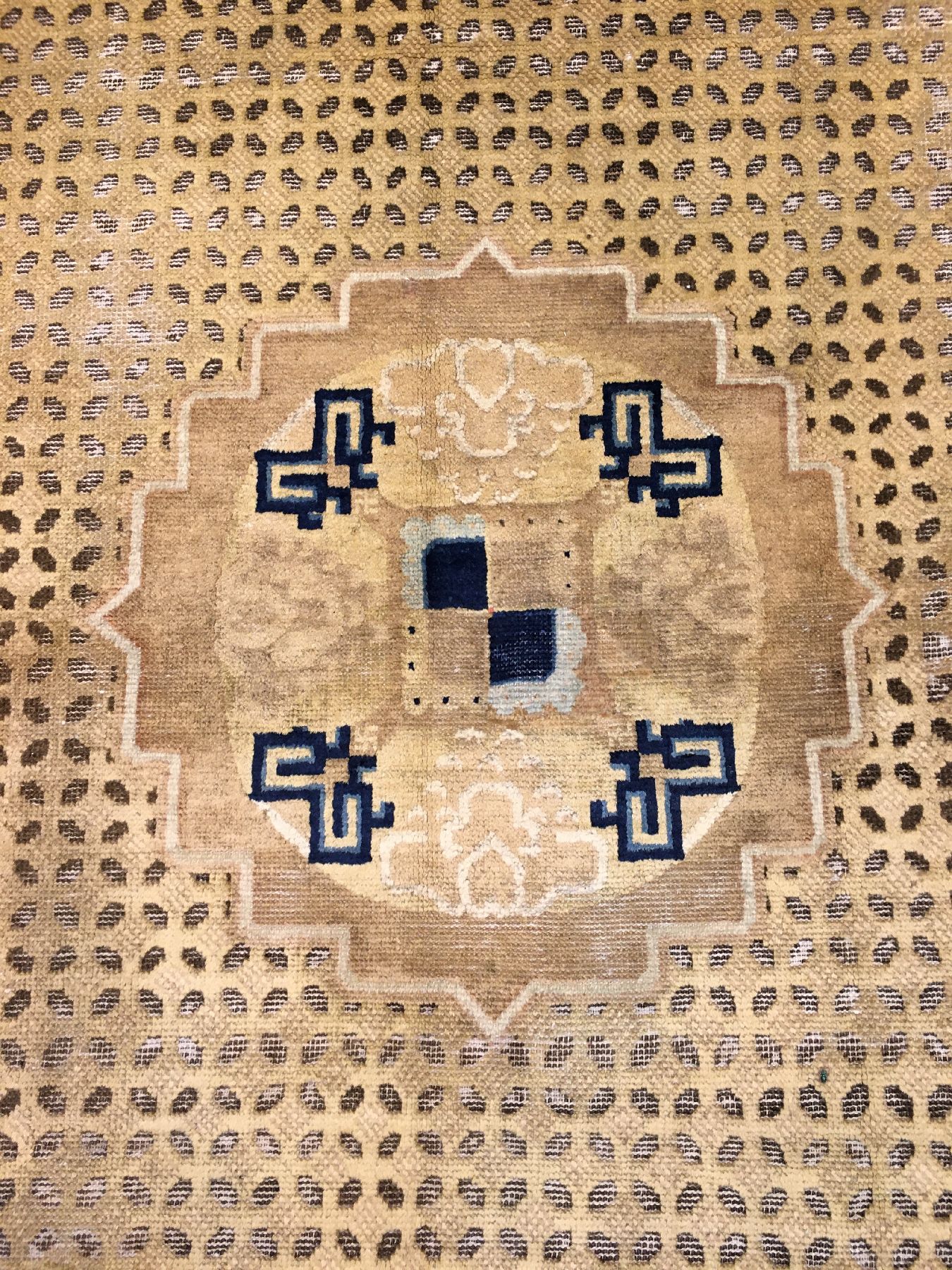 Detail d: Früher Ning-Hsia "Maisfeld-Teppich" antik (Qing Dynastie), Westchina, 18.Jhd., Wolle geknüpft auf Baumwolle. Großer früher Teppich aus ...