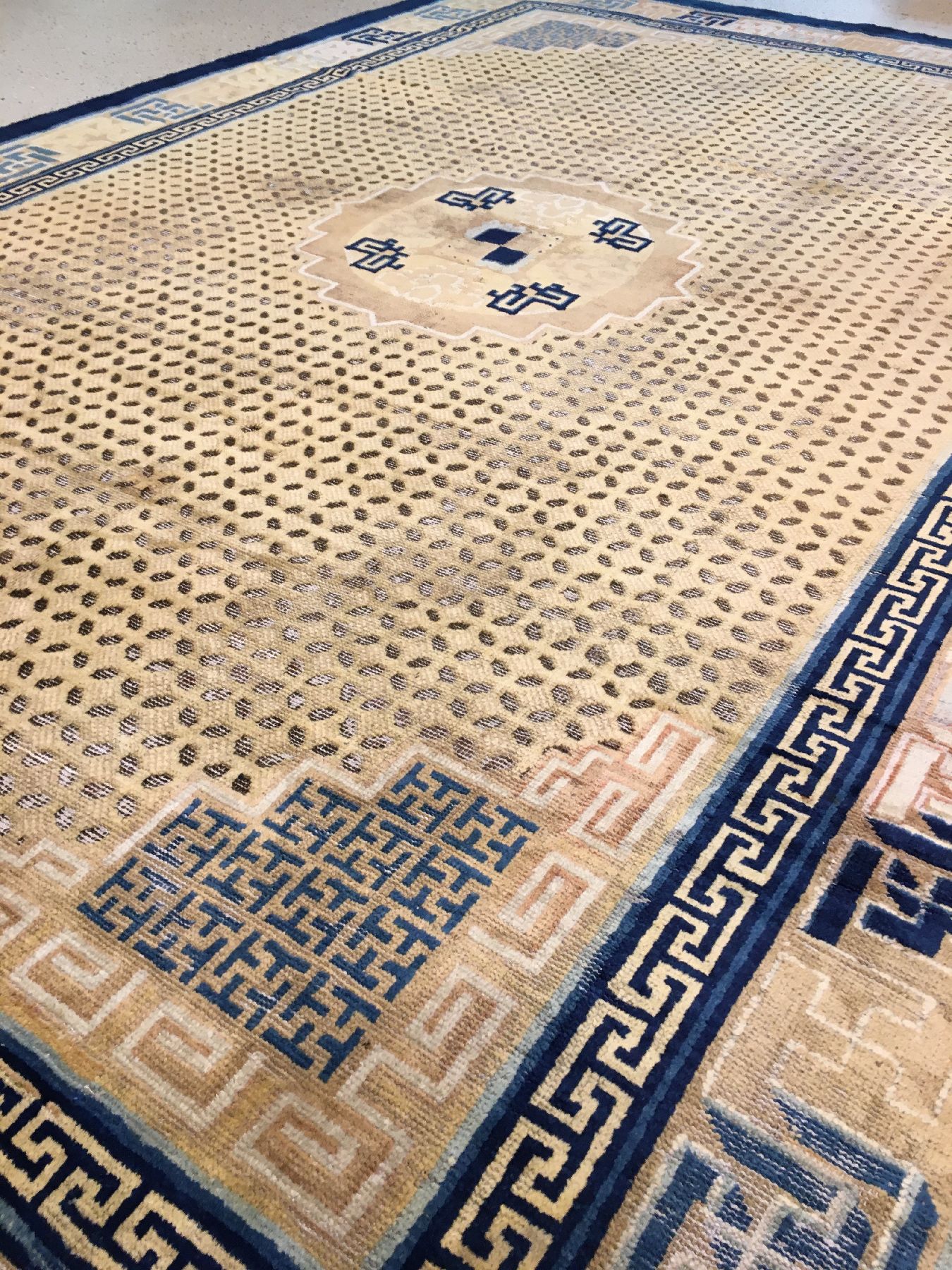 Detail e: Früher Ning-Hsia "Maisfeld-Teppich" antik (Qing Dynastie), Westchina, 18.Jhd., Wolle geknüpft auf Baumwolle. Großer früher Teppich aus ...