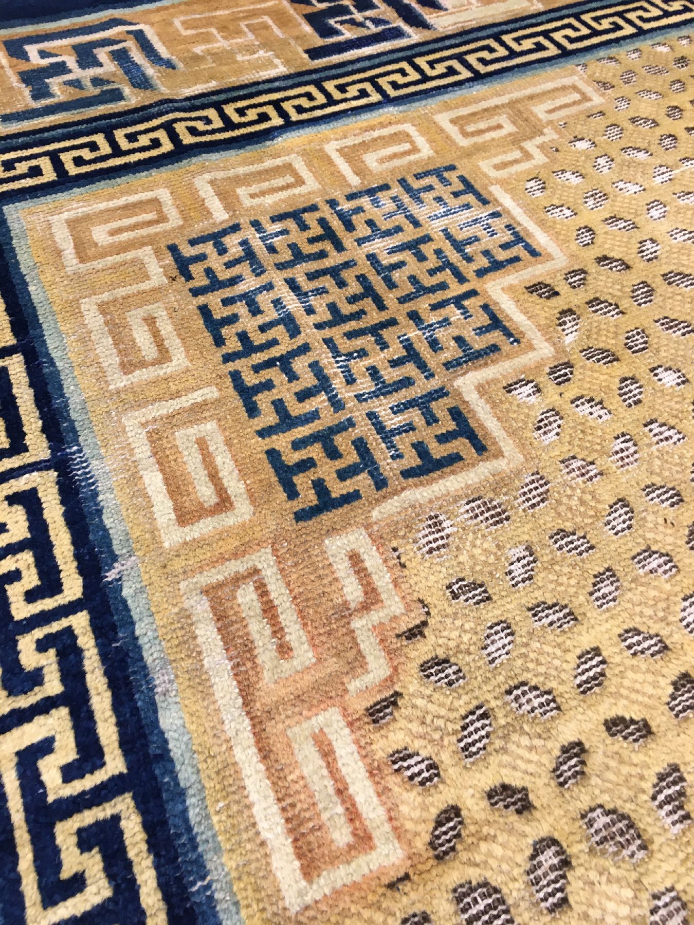 Detail f: Früher Ning-Hsia "Maisfeld-Teppich" antik (Qing Dynastie), Westchina, 18.Jhd., Wolle geknüpft auf Baumwolle. Großer früher Teppich aus ...