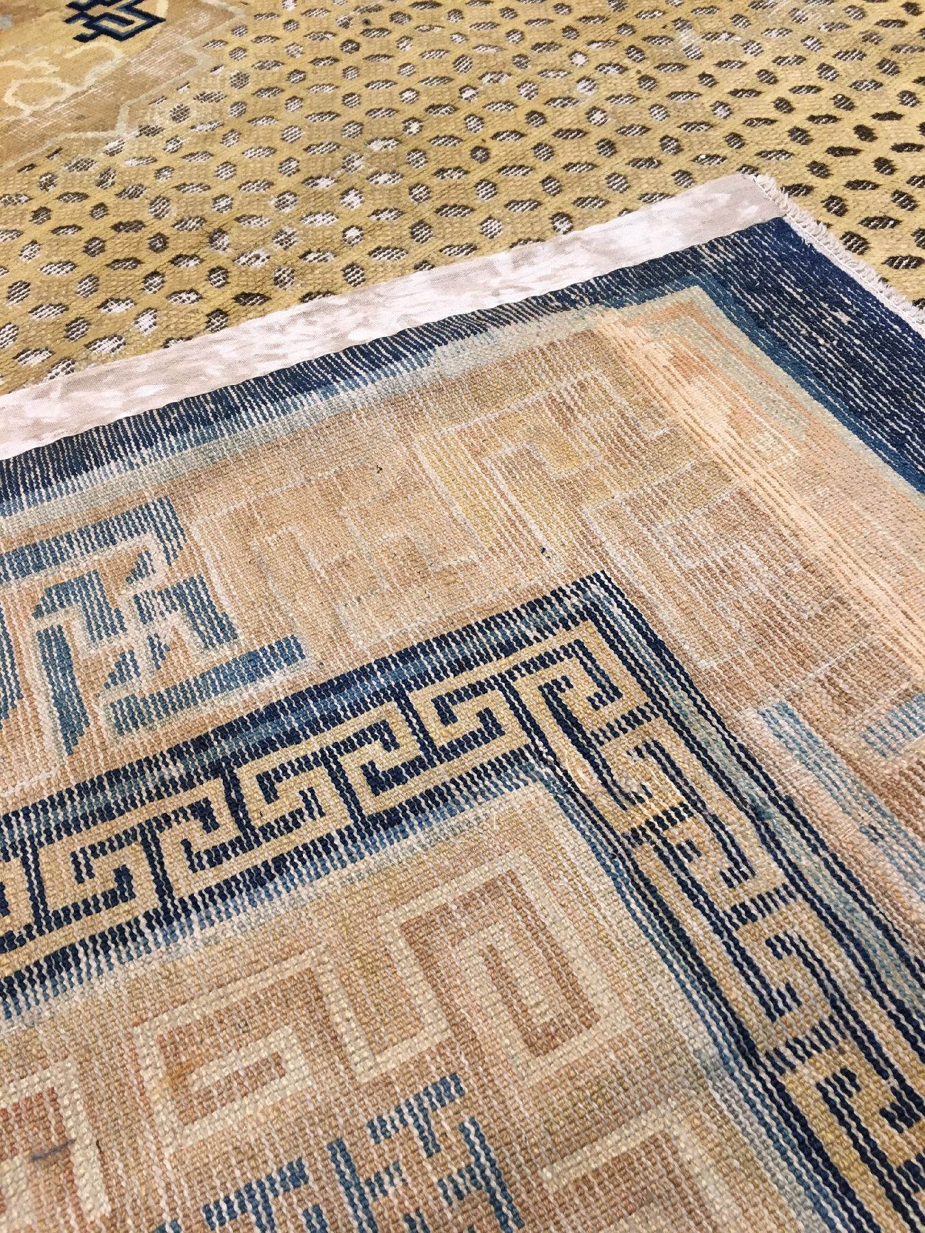 Detail h: Früher Ning-Hsia "Maisfeld-Teppich" antik (Qing Dynastie), Westchina, 18.Jhd., Wolle geknüpft auf Baumwolle. Großer früher Teppich aus ...