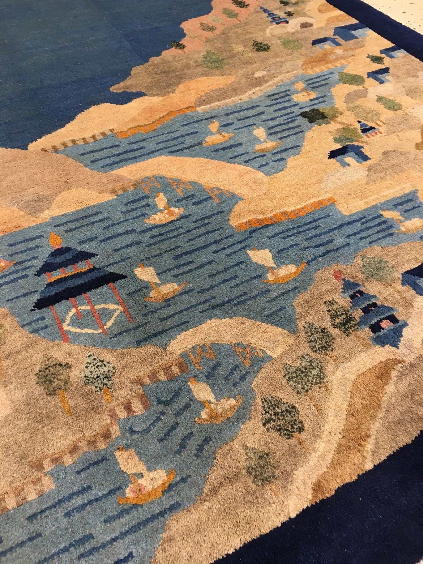 Detail c: Peking "Bildteppich" alt (Chinesische See-Landschaft), Nordostchina, um 1930, Korkwolle geknüpft auf Baumwolle. Dekorativer Bildteppich ...