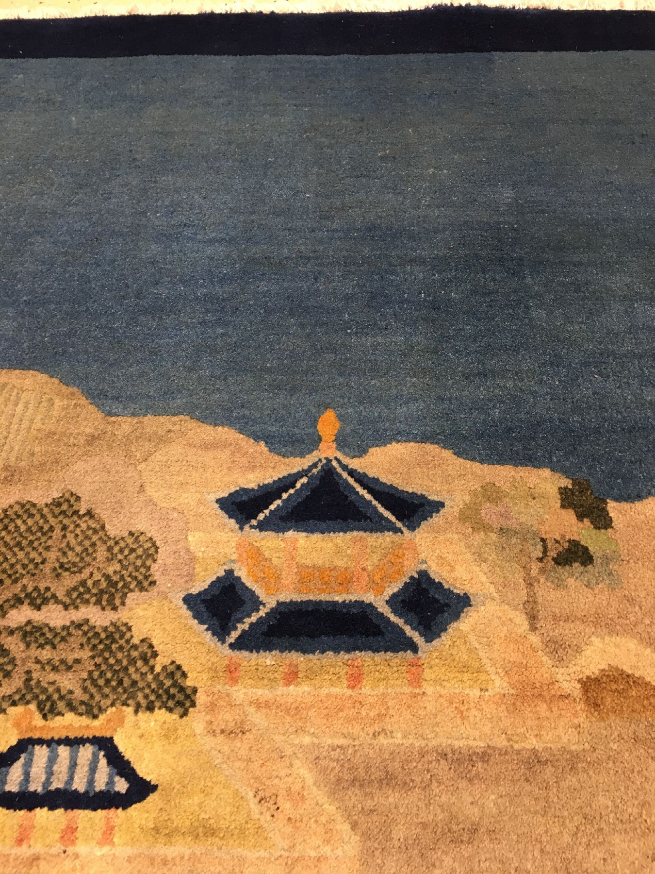 Detail d: Peking "Bildteppich" alt (Chinesische See-Landschaft), Nordostchina, um 1930, Korkwolle geknüpft auf Baumwolle. Dekorativer Bildteppich ...