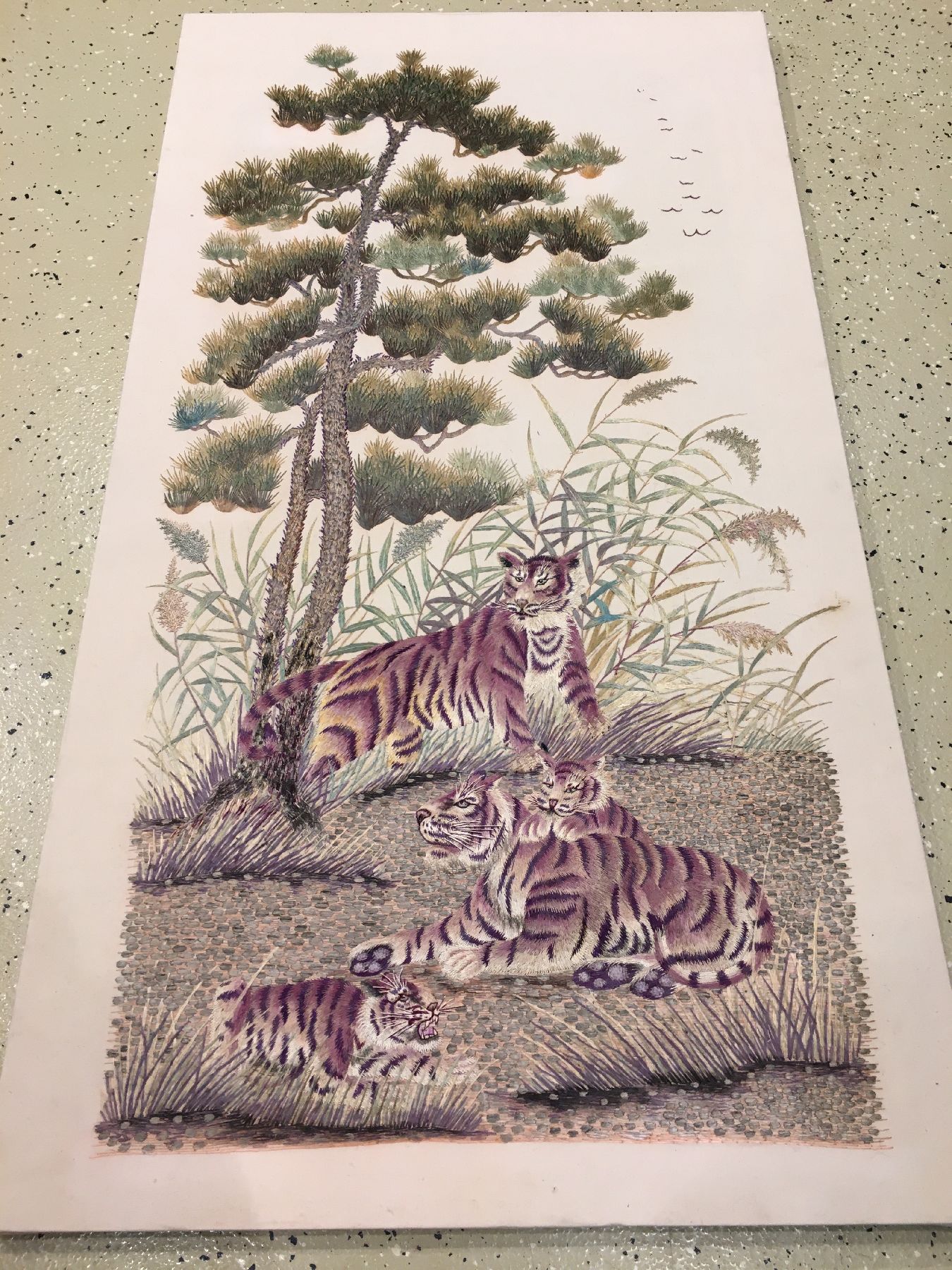 Detail a: Sehr feine "Seidenstickerei" antik (Tigerfamilie), Japan, Ende 19.Jhd., reine Naturseide. Bemerkenswerte Handarbeit aus Japan mit sehr ...
