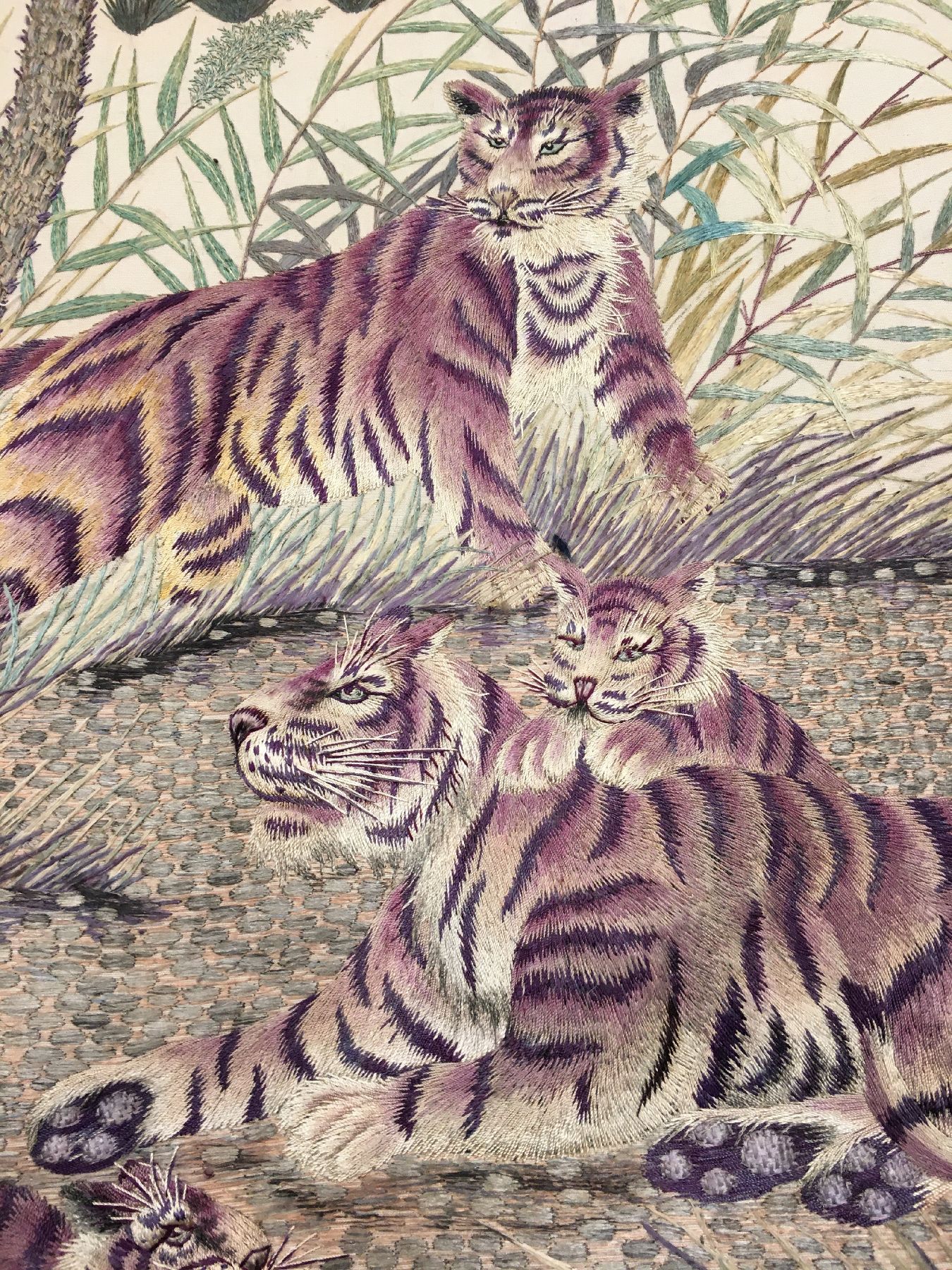 Detail b: Sehr feine "Seidenstickerei" antik (Tigerfamilie), Japan, Ende 19.Jhd., reine Naturseide. Bemerkenswerte Handarbeit aus Japan mit sehr ...