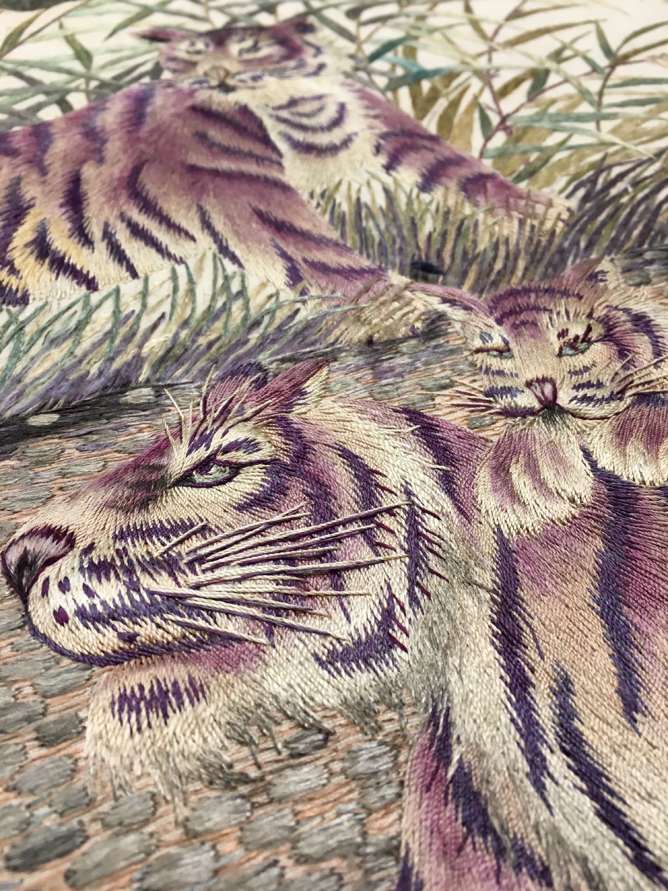 Detail c: Sehr feine "Seidenstickerei" antik (Tigerfamilie), Japan, Ende 19.Jhd., reine Naturseide. Bemerkenswerte Handarbeit aus Japan mit sehr ...