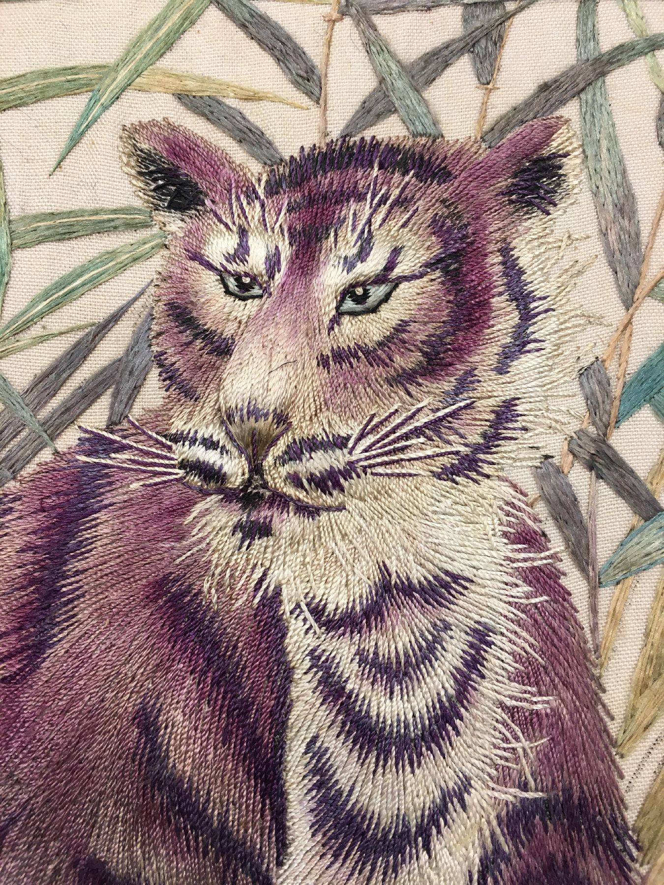 Detail d: Sehr feine "Seidenstickerei" antik (Tigerfamilie), Japan, Ende 19.Jhd., reine Naturseide. Bemerkenswerte Handarbeit aus Japan mit sehr ...