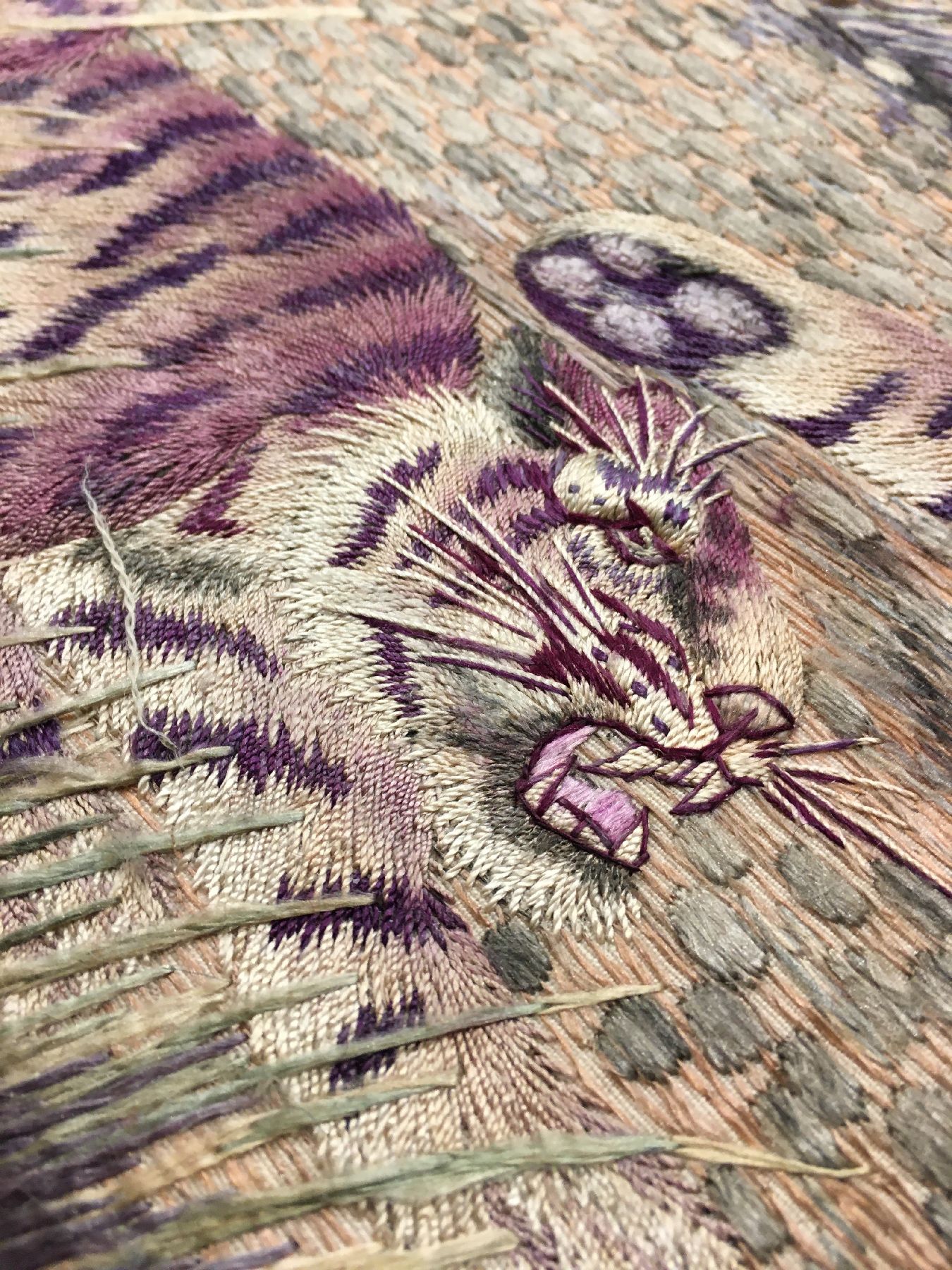 Detail e: Sehr feine "Seidenstickerei" antik (Tigerfamilie), Japan, Ende 19.Jhd., reine Naturseide. Bemerkenswerte Handarbeit aus Japan mit sehr ...