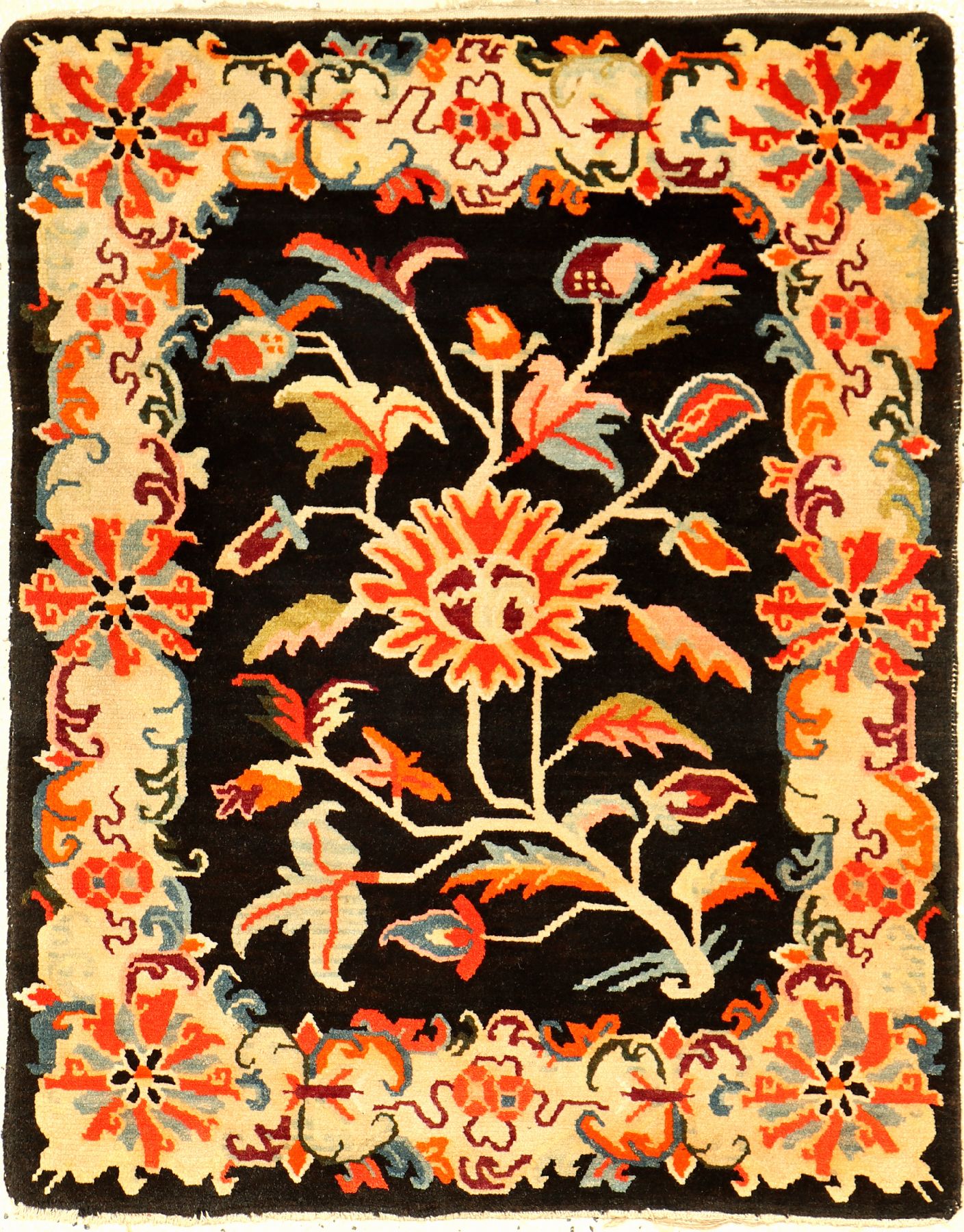 Schigatse "Jabuye" alt (Lotus), Südtibet, um 1920, Wolle geknüpft auf Wolle. Seltene tibetische Jabuye mit geschmackvollen Lotus Design, ...