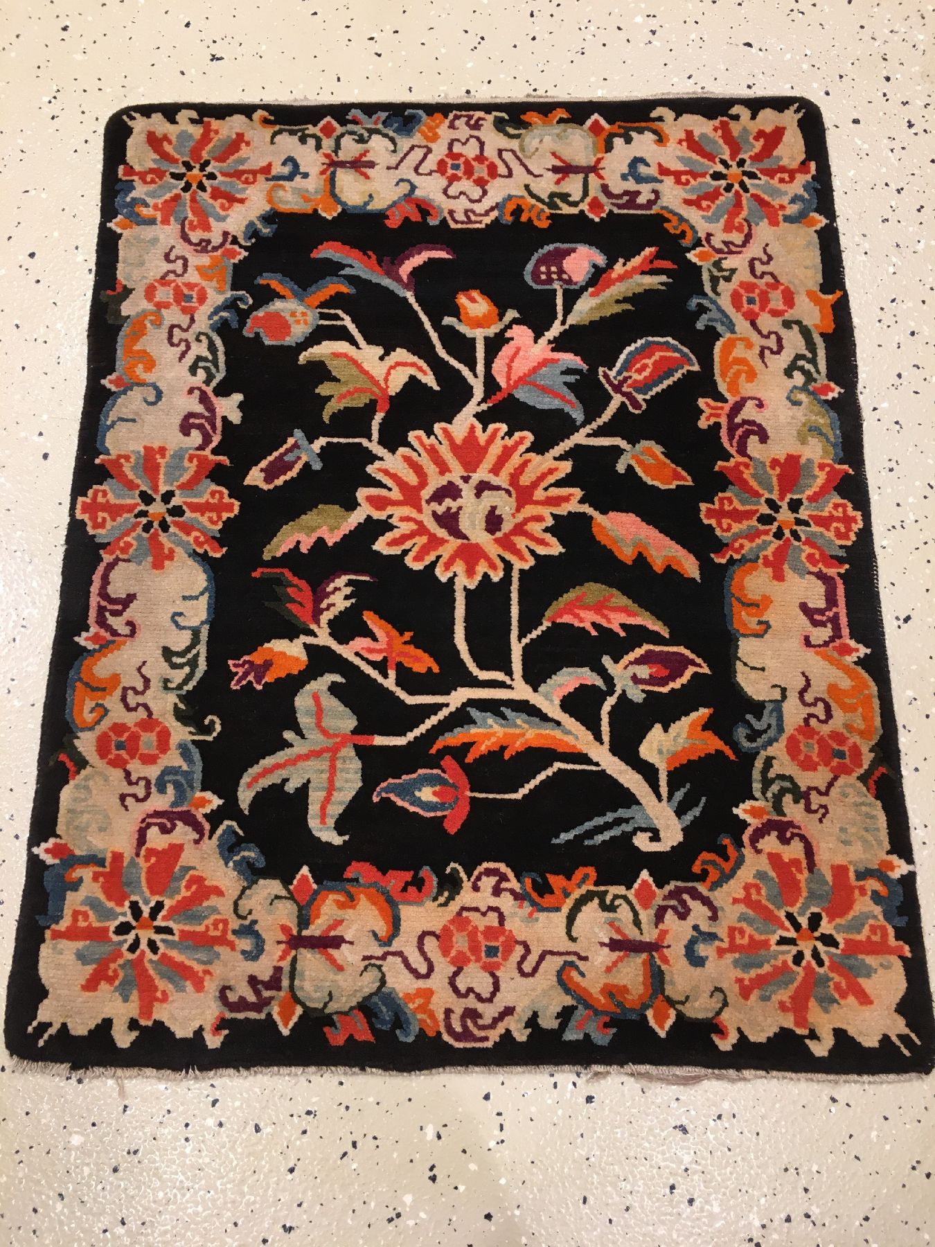 Detail a: Schigatse "Jabuye" alt (Lotus), Südtibet, um 1920, Wolle geknüpft auf Wolle. Seltene tibetische Jabuye mit geschmackvollen Lotus Design, ...