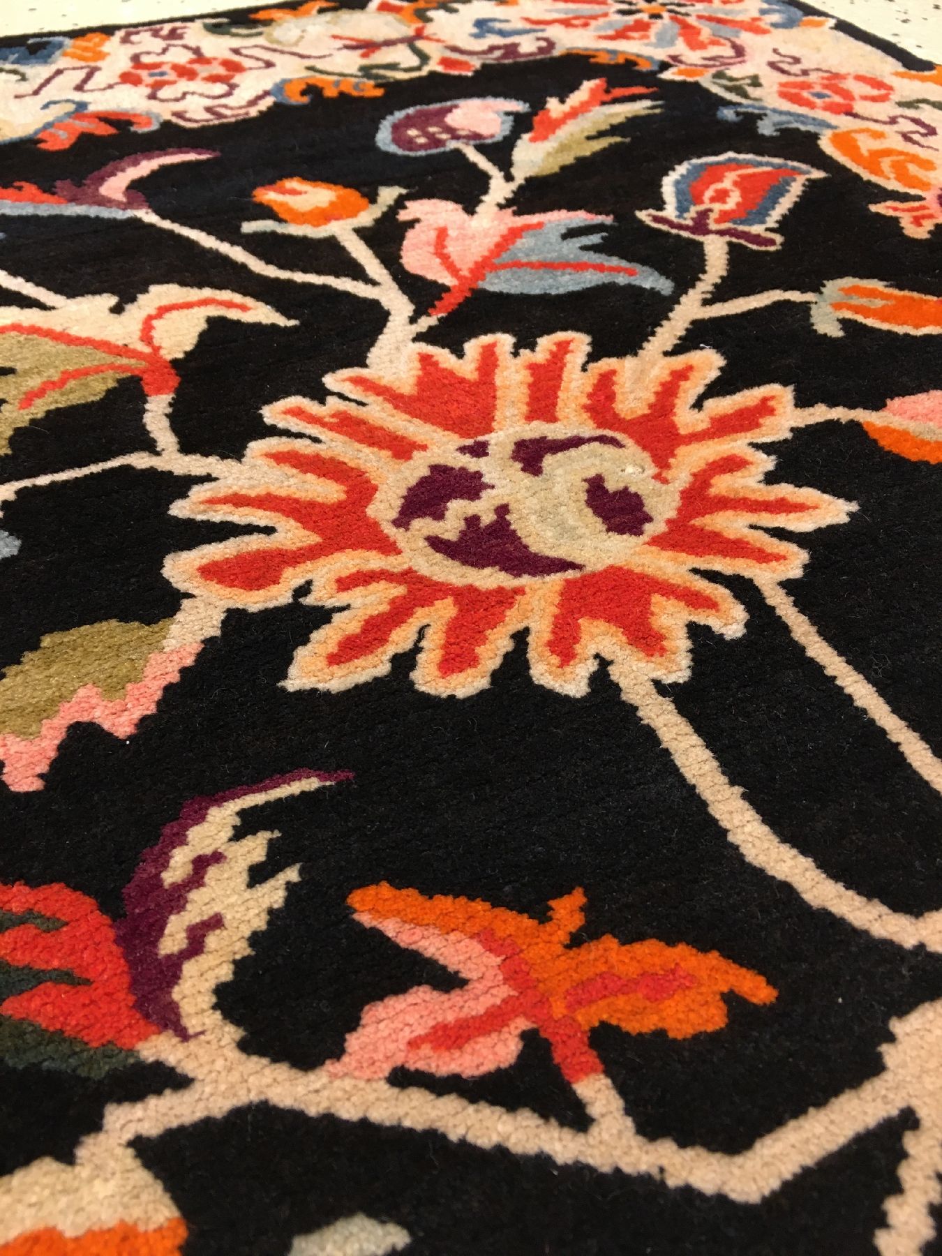 Detail b: Schigatse "Jabuye" alt (Lotus), Südtibet, um 1920, Wolle geknüpft auf Wolle. Seltene tibetische Jabuye mit geschmackvollen Lotus Design, ...