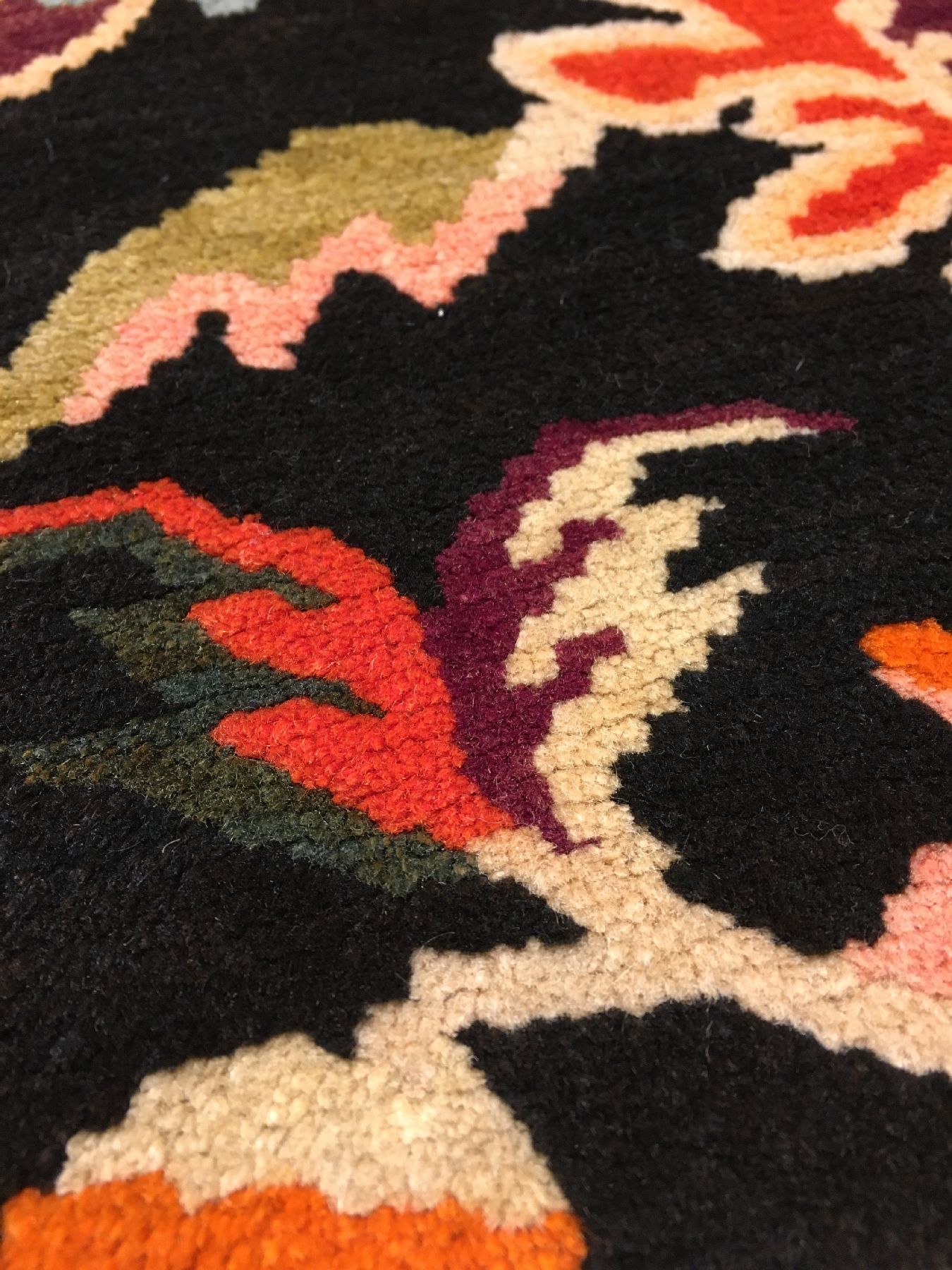 Detail c: Schigatse "Jabuye" alt (Lotus), Südtibet, um 1920, Wolle geknüpft auf Wolle. Seltene tibetische Jabuye mit geschmackvollen Lotus Design, ...