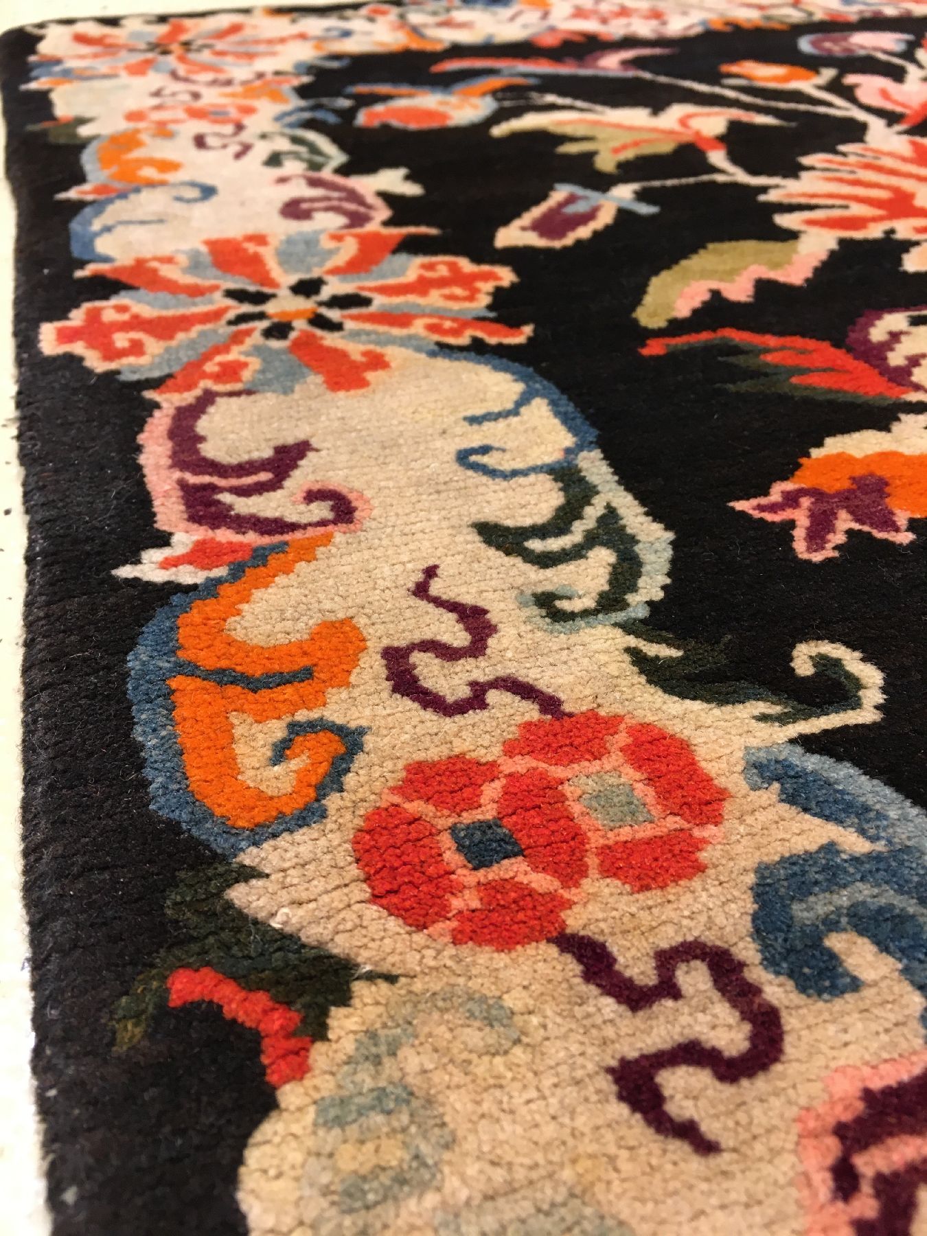 Detail d: Schigatse "Jabuye" alt (Lotus), Südtibet, um 1920, Wolle geknüpft auf Wolle. Seltene tibetische Jabuye mit geschmackvollen Lotus Design, ...