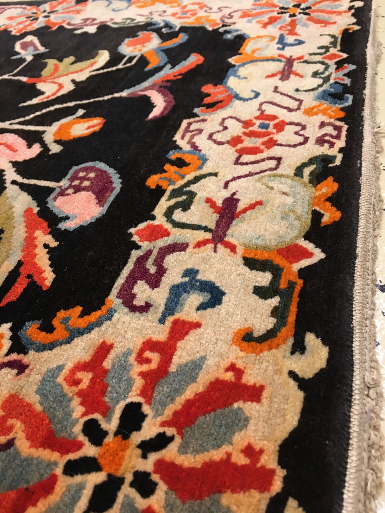 Detail e: Schigatse "Jabuye" alt (Lotus), Südtibet, um 1920, Wolle geknüpft auf Wolle. Seltene tibetische Jabuye mit geschmackvollen Lotus Design, ...