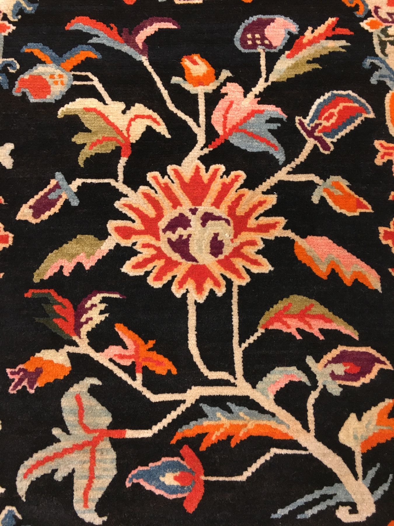 Detail f: Schigatse "Jabuye" alt (Lotus), Südtibet, um 1920, Wolle geknüpft auf Wolle. Seltene tibetische Jabuye mit geschmackvollen Lotus Design, ...