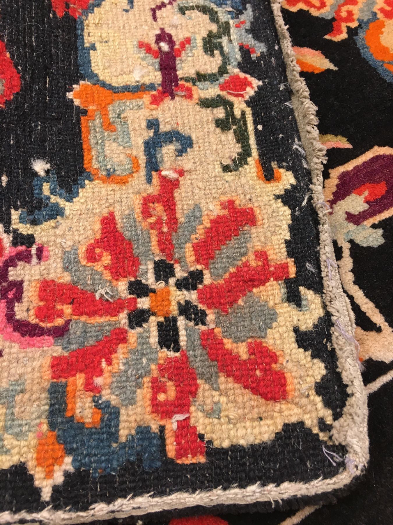 Detail g: Schigatse "Jabuye" alt (Lotus), Südtibet, um 1920, Wolle geknüpft auf Wolle. Seltene tibetische Jabuye mit geschmackvollen Lotus Design, ...