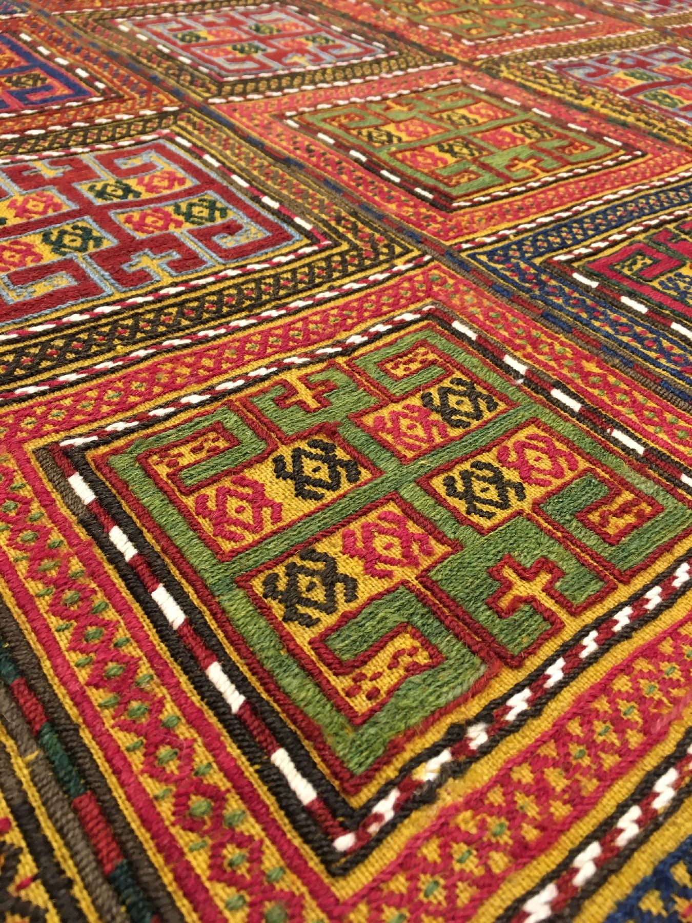 Detail d: Sehr hochwertige gelbgrundige feine Azeri "Verneh" antik, Südkaukasus Azerbaijan, Ende 19.Jhd., Wolle mit weißen Baumwoll-Highlights ...