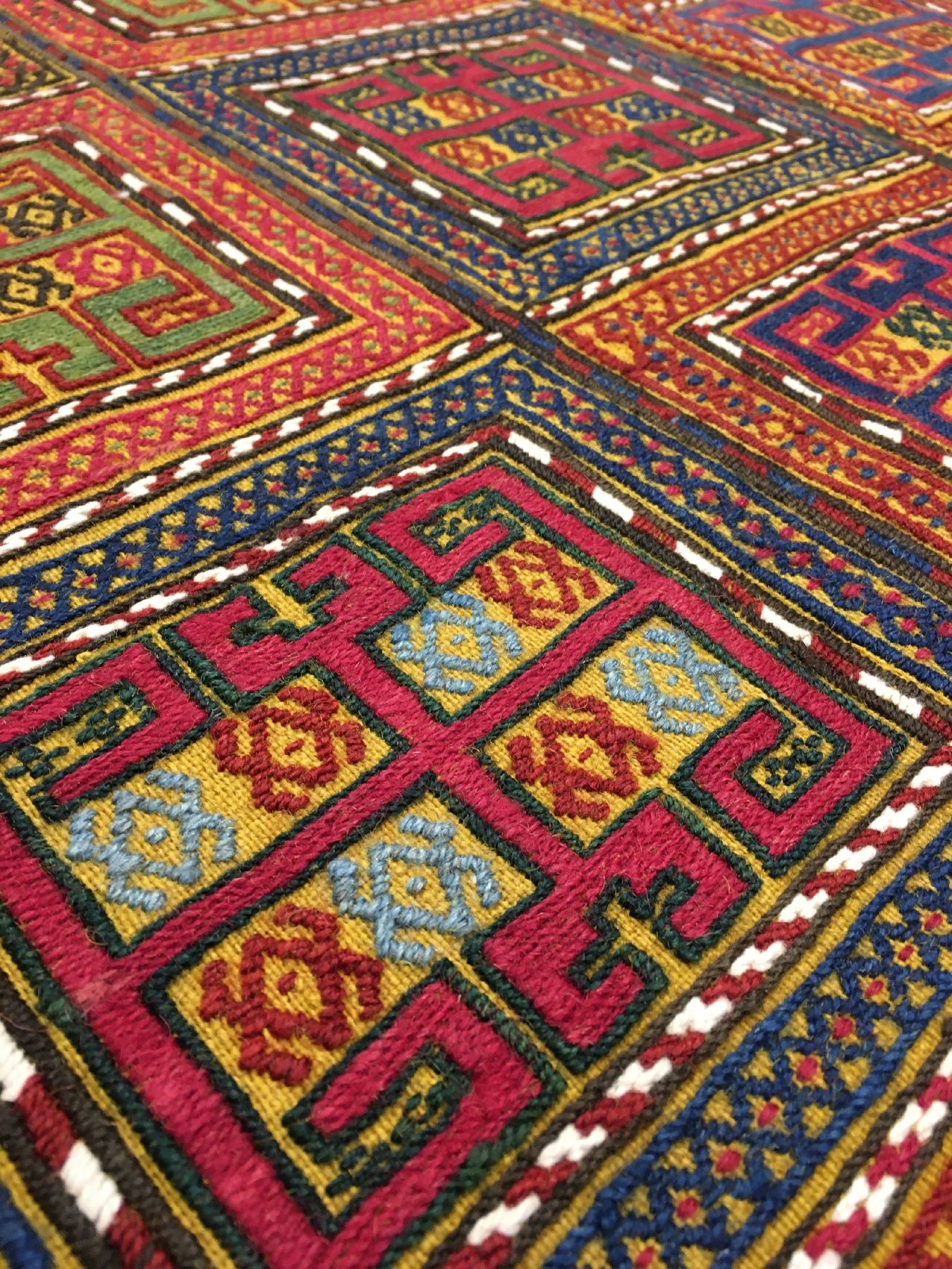 Detail f: Sehr hochwertige gelbgrundige feine Azeri "Verneh" antik, Südkaukasus Azerbaijan, Ende 19.Jhd., Wolle mit weißen Baumwoll-Highlights ...
