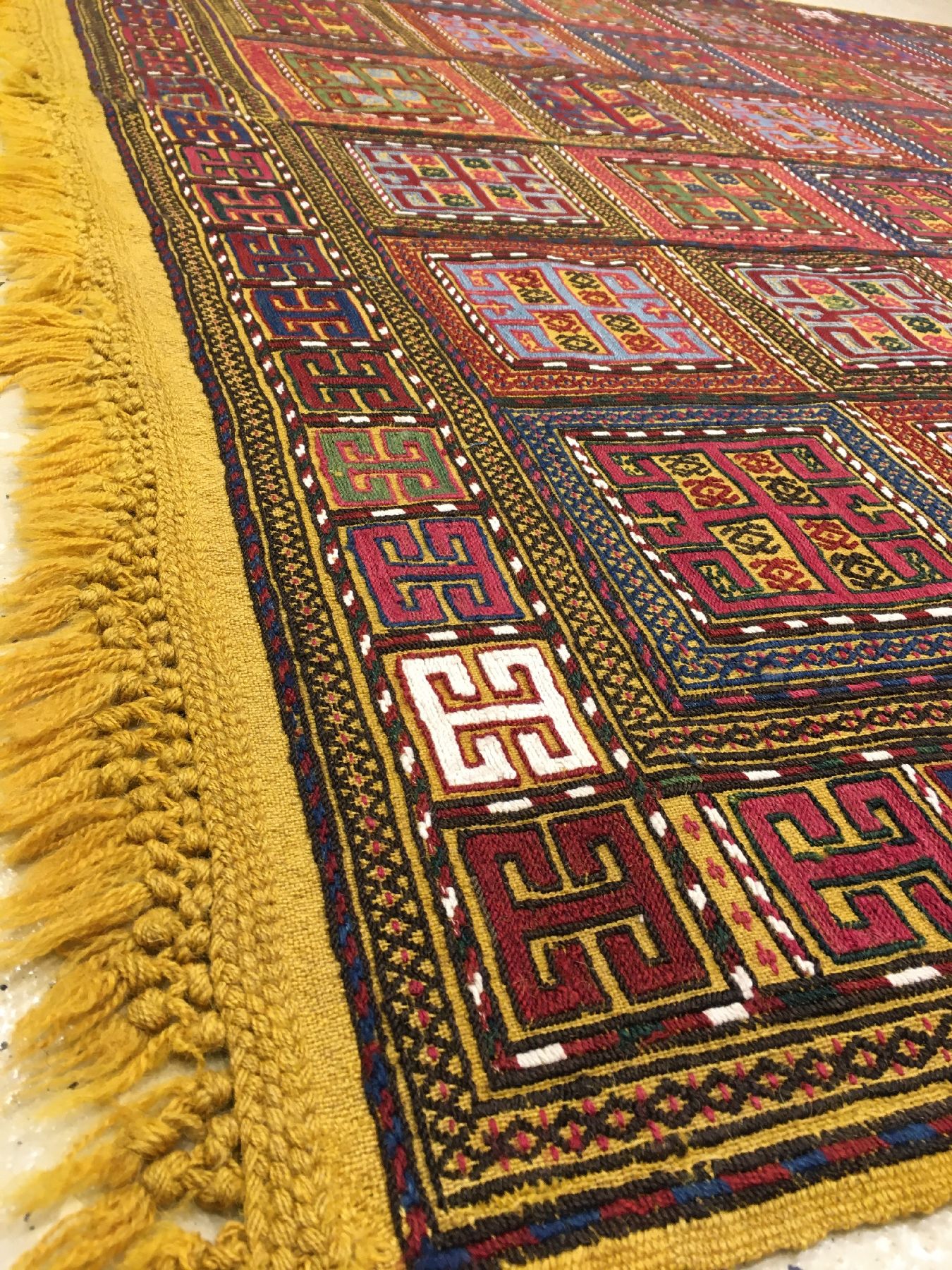 Detail g: Sehr hochwertige gelbgrundige feine Azeri "Verneh" antik, Südkaukasus Azerbaijan, Ende 19.Jhd., Wolle mit weißen Baumwoll-Highlights ...
