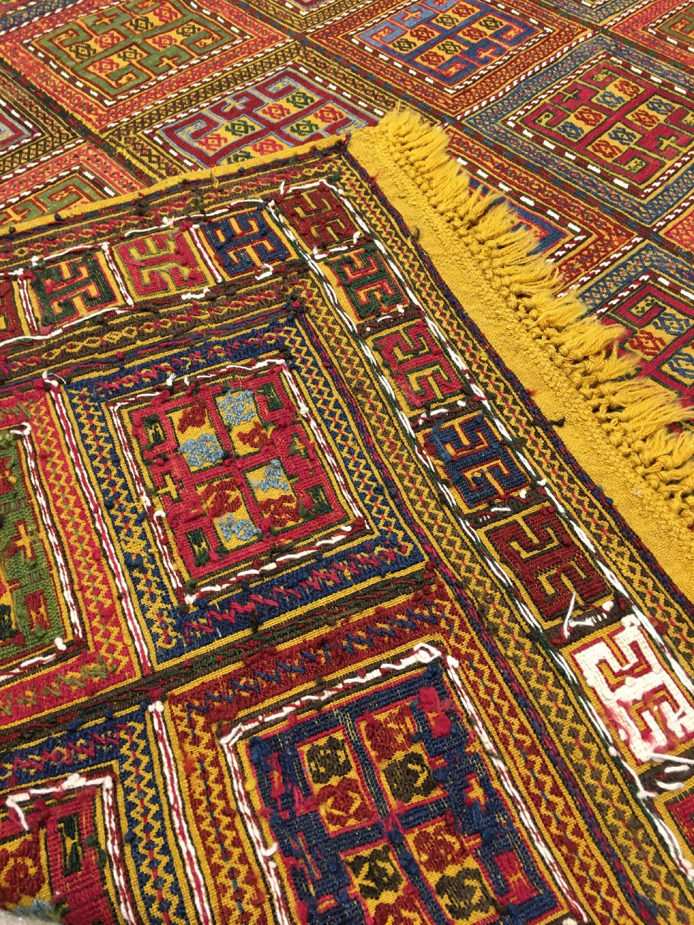 Detail h: Sehr hochwertige gelbgrundige feine Azeri "Verneh" antik, Südkaukasus Azerbaijan, Ende 19.Jhd., Wolle mit weißen Baumwoll-Highlights ...
