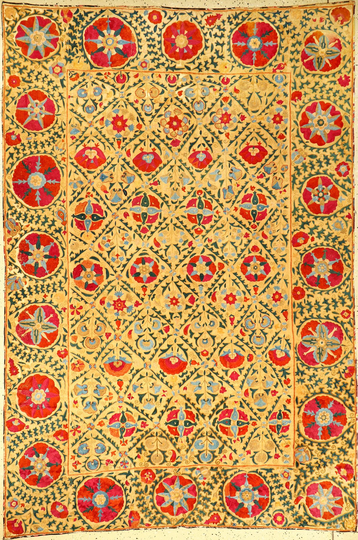 Feine Bochara "Susani" antik, Uzbekistan, 19.Jhd., Seidenstickerei auf Baumwollgewebe. Feine Seidenstickerei aus Bochara mit Blüten ...