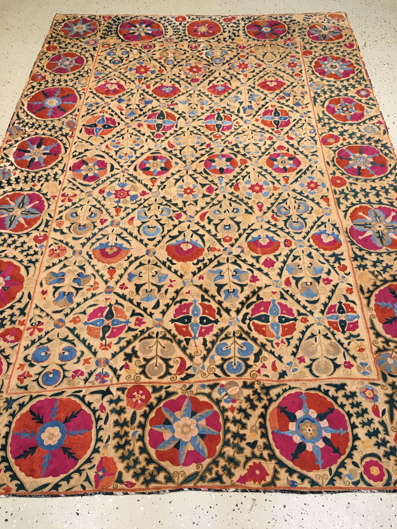 Detail a: Feine Bochara "Susani" antik, Uzbekistan, 19.Jhd., Seidenstickerei auf Baumwollgewebe. Feine Seidenstickerei aus Bochara mit Blüten ...