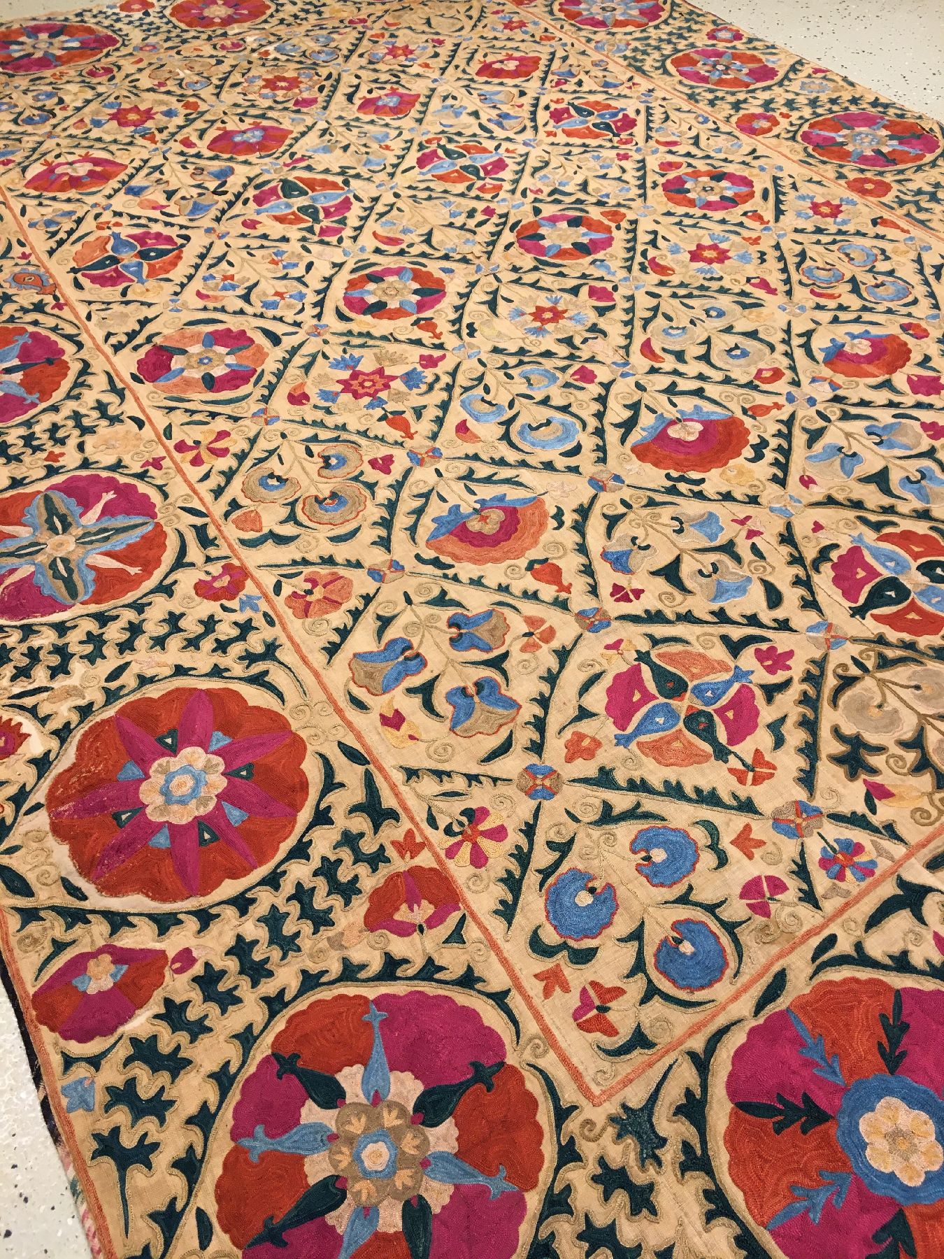 Detail b: Feine Bochara "Susani" antik, Uzbekistan, 19.Jhd., Seidenstickerei auf Baumwollgewebe. Feine Seidenstickerei aus Bochara mit Blüten ...
