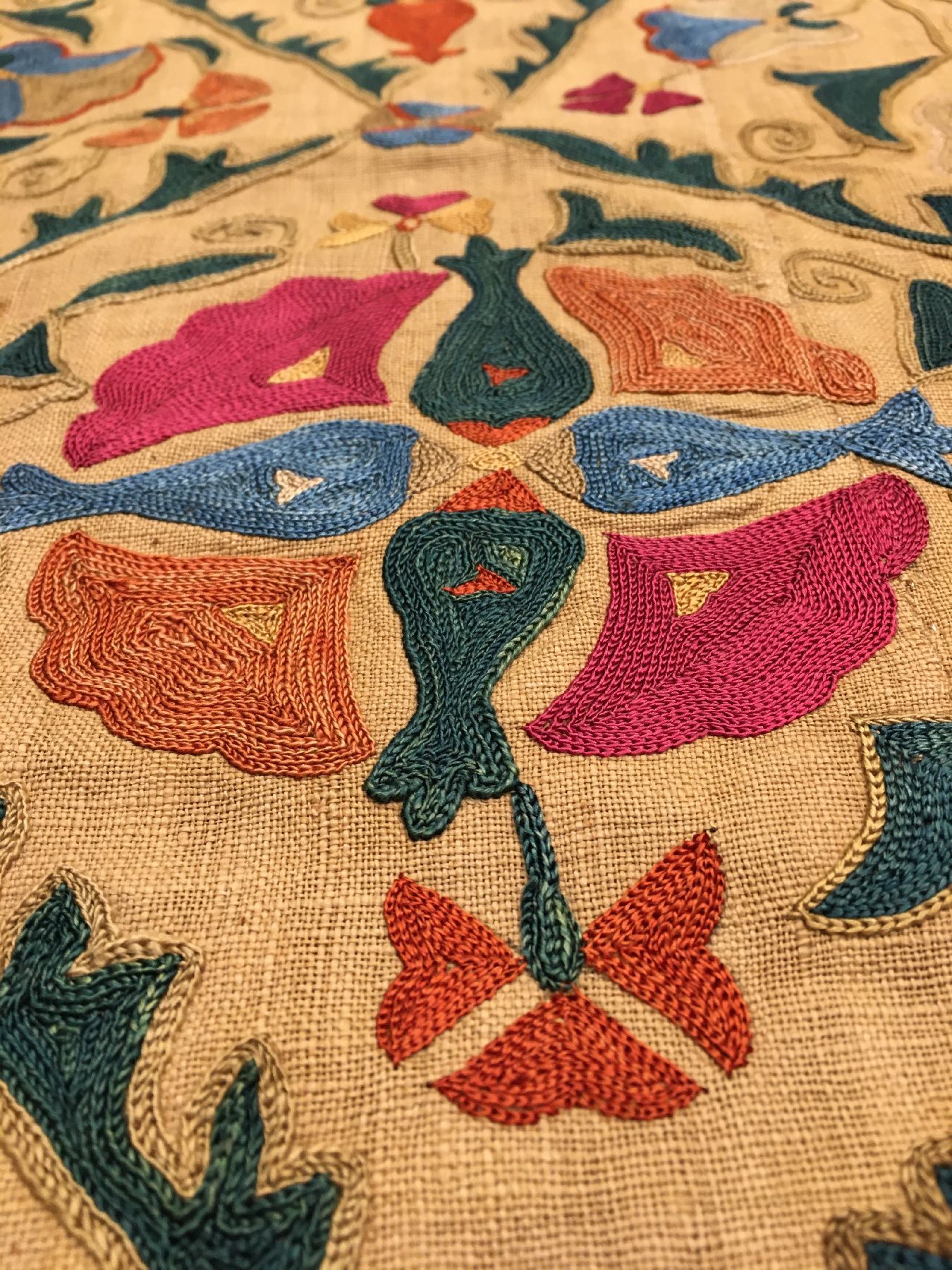 Detail e: Feine Bochara "Susani" antik, Uzbekistan, 19.Jhd., Seidenstickerei auf Baumwollgewebe. Feine Seidenstickerei aus Bochara mit Blüten ...