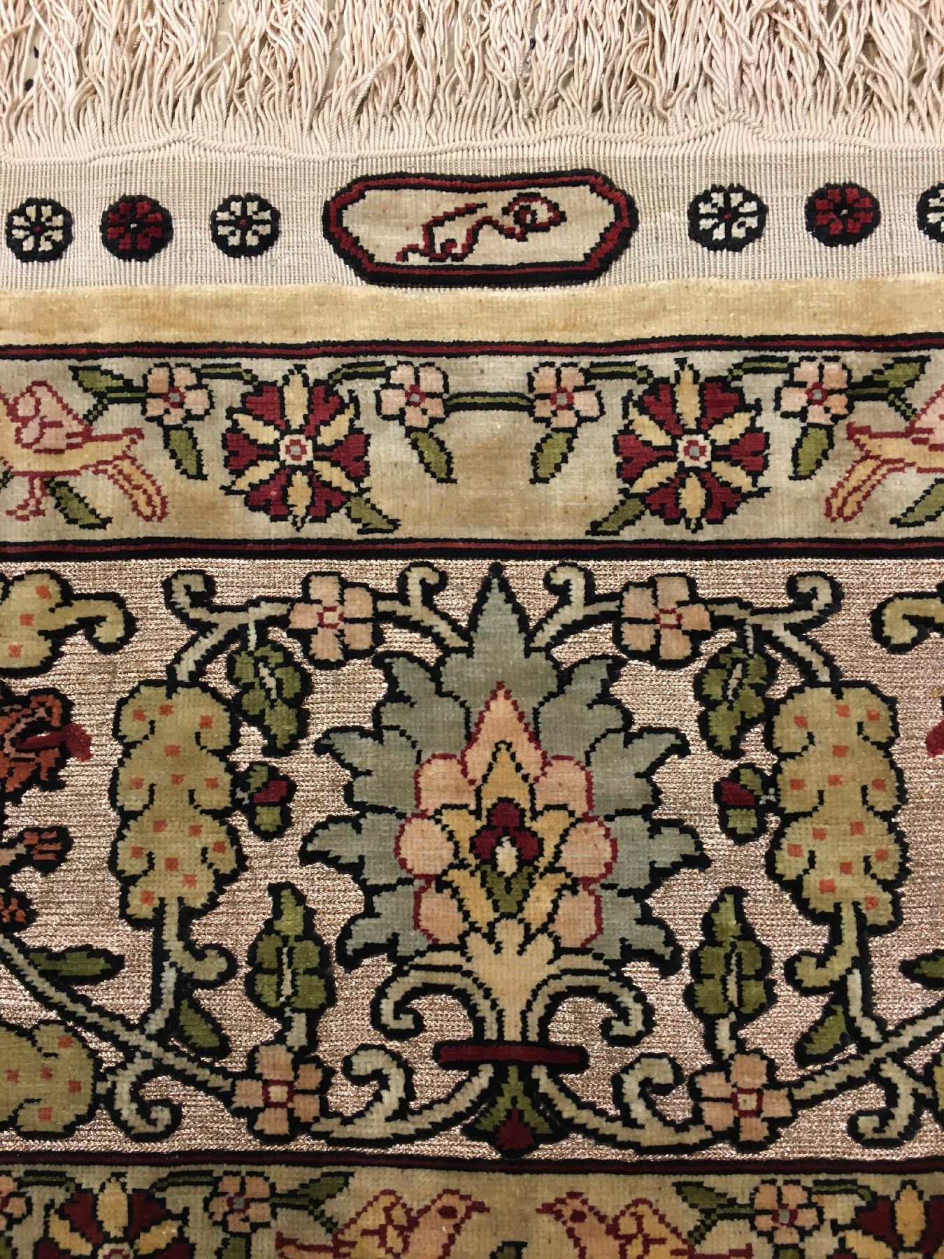 Detail d: Feiner metallbroschierter Seiden Hereke alt (Signiert), Türkei, um 1960, reine Naturseide mit metall-broschierten Grund. Hochwertiger Seiden Hereke ...