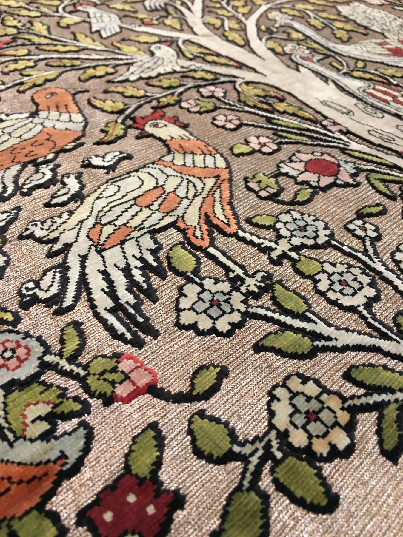 Detail e: Feiner metallbroschierter Seiden Hereke alt (Signiert), Türkei, um 1960, reine Naturseide mit metall-broschierten Grund. Hochwertiger Seiden Hereke ...