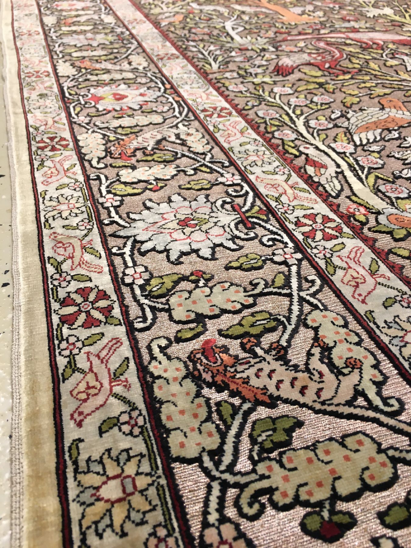 Detail f: Feiner metallbroschierter Seiden Hereke alt (Signiert), Türkei, um 1960, reine Naturseide mit metall-broschierten Grund. Hochwertiger Seiden Hereke ...