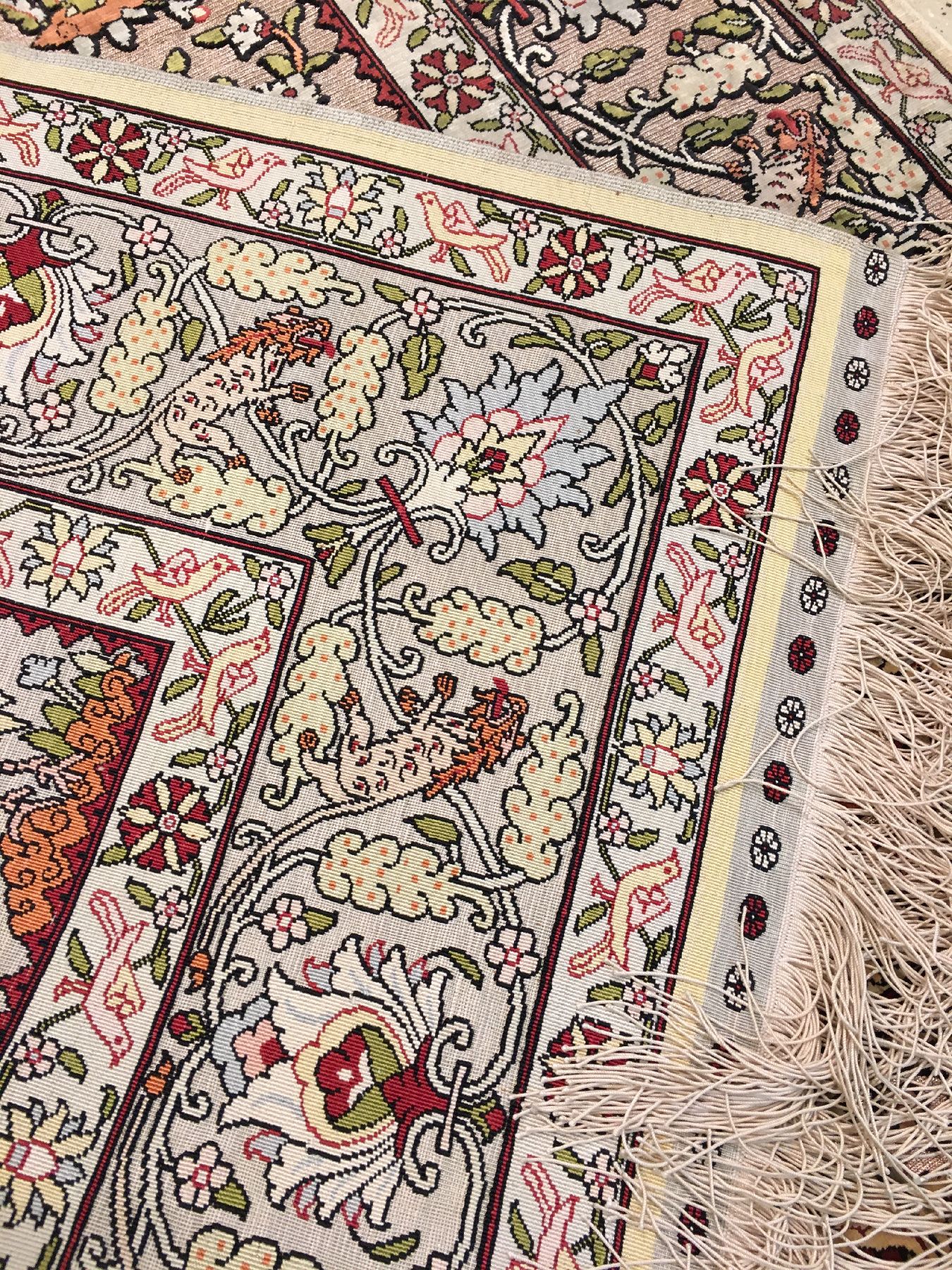 Detail h: Feiner metallbroschierter Seiden Hereke alt (Signiert), Türkei, um 1960, reine Naturseide mit metall-broschierten Grund. Hochwertiger Seiden Hereke ...